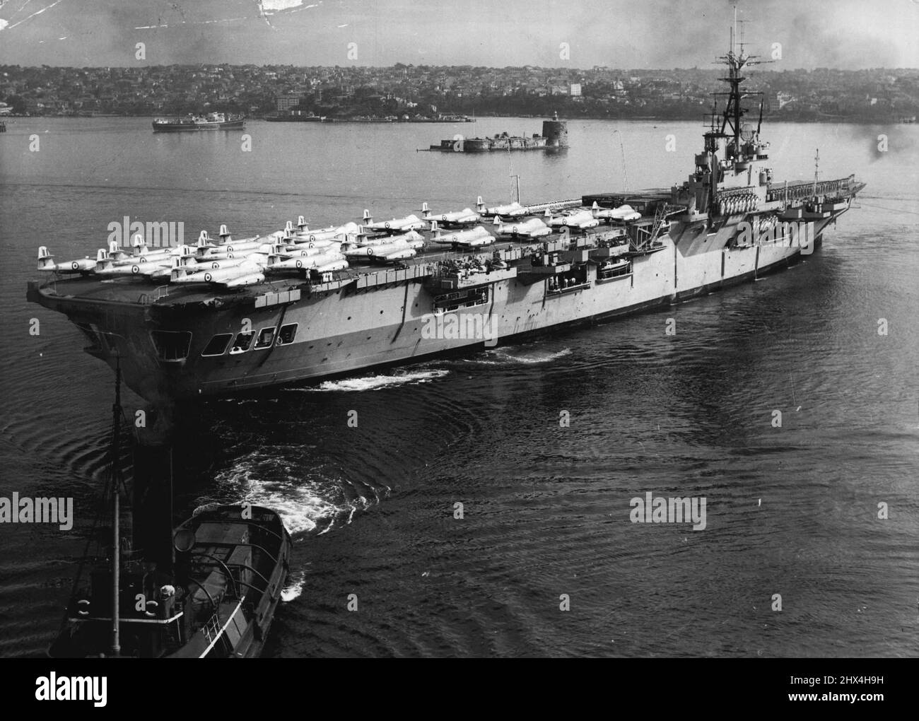 Soixante-dix-sept retours de Corée - le porte-avions HMAS Vengeance qui est revenu aujourd'hui avec le célèbre escadron de jet de la RAAF à bord. I62 officiers et hommes sont retournés sur elle avec quarante avions de combat de leur célèbre escadron. C'était une vue inhabituelle de voir le porte-avions de la marine avec les avions du navire RAAF et les avions à réaction sur le pont de vol... pris à l'arrivée du navire à G.I. 03 novembre 1954. (Photo de Gordon Herbert Short/Fairfax Media). Banque D'Images