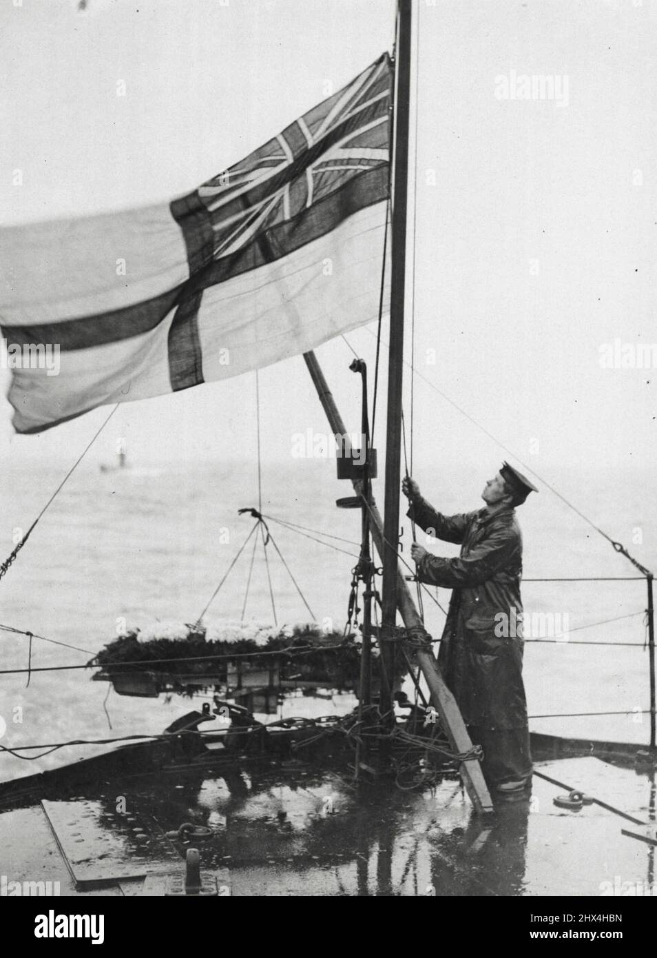 Le dernier hommage de la Marine aux camarades de Brave - abaissant le drapeau à la moitié du mât et un hommage floral qui a été jeté à la tombe. 18 janvier 1924. (Photo par le temps). Banque D'Images Le dernier hommage de la Marine aux camarades de Brave - abaissant le drapeau à la moitié du mât et un hommage floral qui a été jeté à la tombe. 18 janvier 1924. (Photo par le temps). Banque D'Images