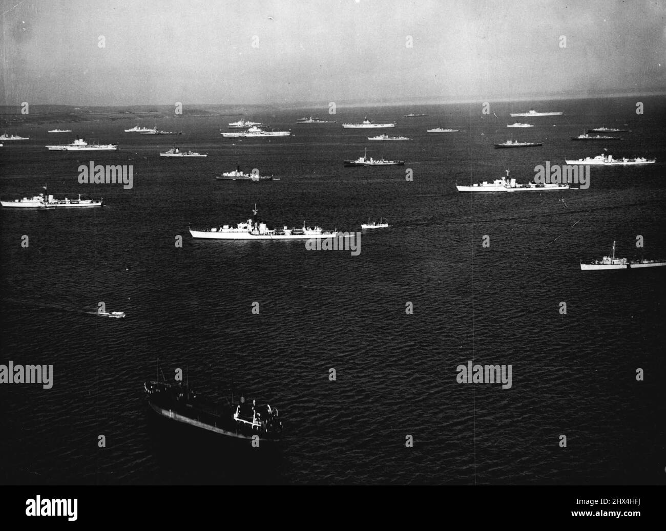 WESTERN Union Fleet Exercises - vue aérienne de certaines unités participant aux mangues navales de Western Union - « Exercise Verity » - couché à l'ancre au large de Penzance, Cornwall, Angleterre, juillet 2. Des navires britanniques, français, néerlandais et belges y participeront. La force navigue pour le golfe de Gascogne le 4 juillet. 03 juillet 1949. (Photo par photo de presse associée). Banque D'Images