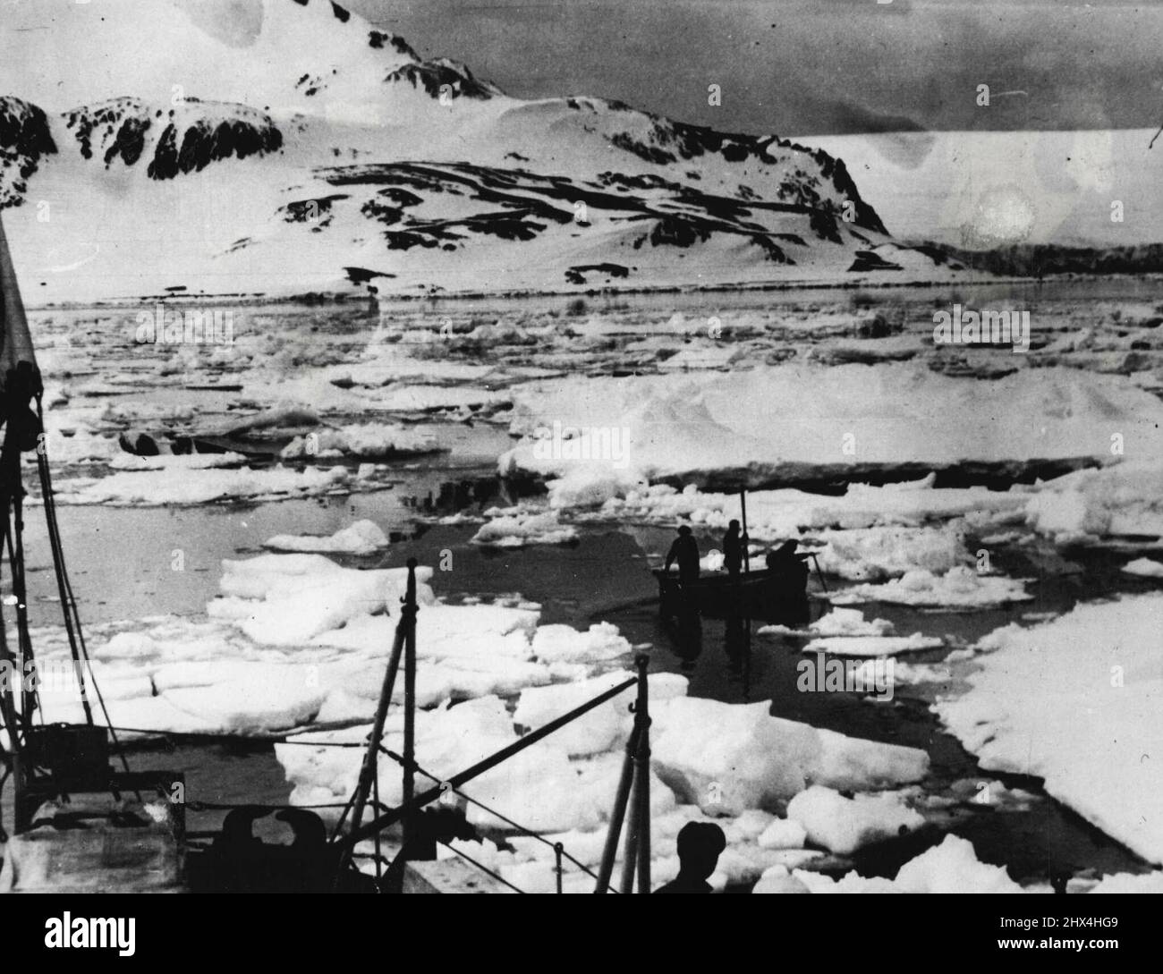 La frégate britannique remporte la bataille de dernière minute avec l'Antarctique. Sortez de Admiralty Bay. Les hommes de la base des dépendances de l'île Falkland à Admiralty Bay apprennent à 'parrow' pour trouver leur chemin de rivage par ***** . Ces photos exclusives, volées de l'Antarctique à Londres, sont les premières à atteindre la Grande-Bretagne montrant le succès de la lutte des minuscules frégates H.M.S. 'parrow' pour se briser de l'emprise de l'hiver antarctique. 04 mars 1949. Banque D'Images