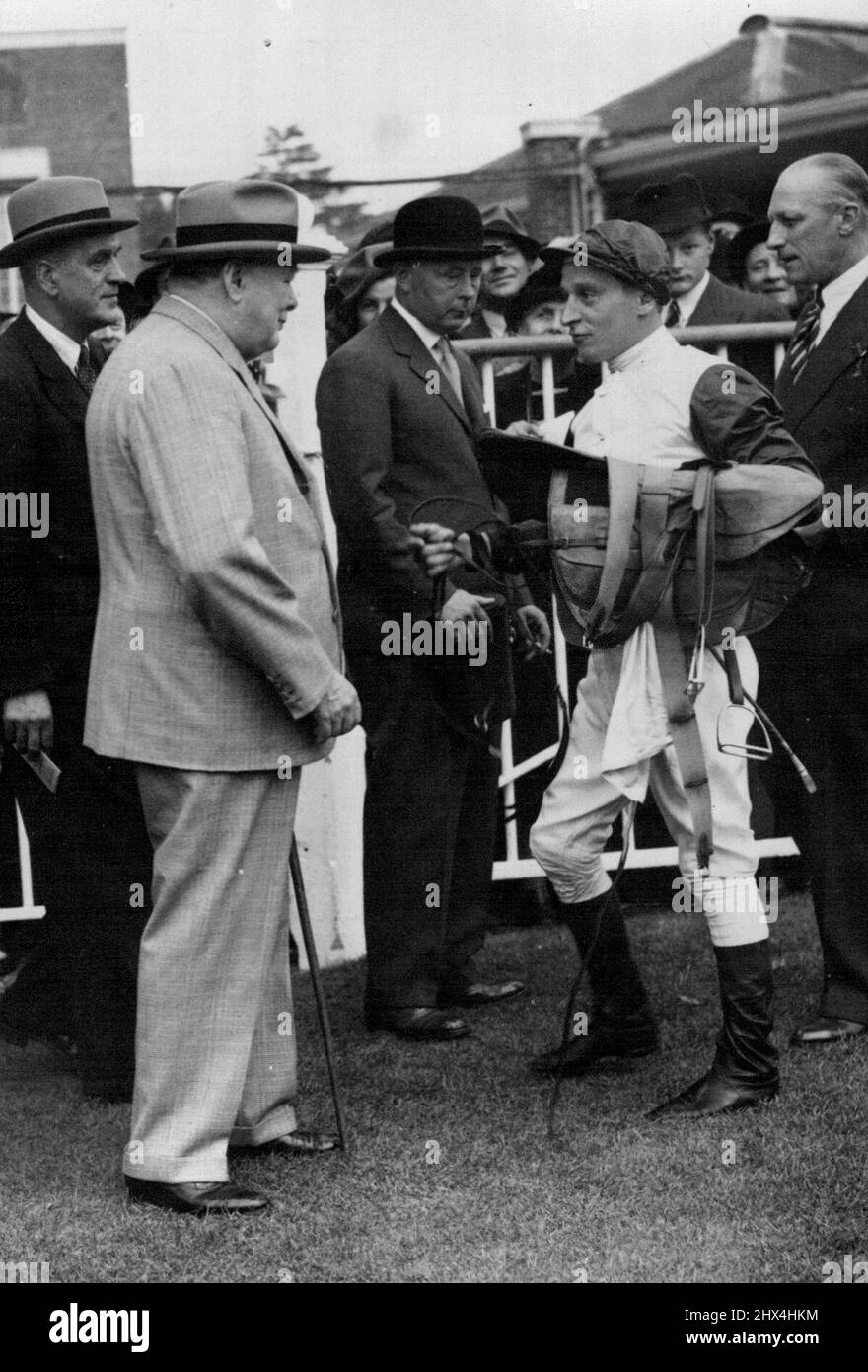 Rouing à Ascot - M. Winston Churchill félicite Hawcroft, son jockey, après qu'il ait gagné les enjeux de Ribblesdale sur le «Colonist 11» Centre de M. Churchill est le duc de Norfolk. 16 mai 1951. (Photo de Sport & General Press Agency, Limited). Banque D'Images