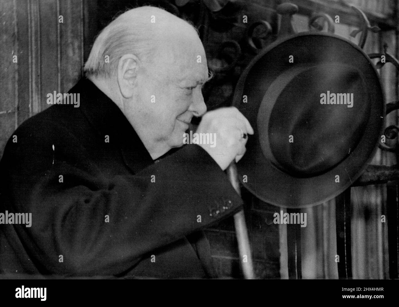 Churchill part pour le débat sur la bombe H - le premier ministre britannique Sir Winston Churchill quitte sa résidence officielle, 10 Downing Street, en route vers la Chambre des communes (Parlement) à proximité pour le grand débat. Sur les bombes H cet après-midi le 5 avril. 20 avril 1954. (Photo par photo de presse associée). Banque D'Images Churchill part pour le débat sur la bombe H - le premier ministre britannique Sir Winston Churchill quitte sa résidence officielle, 10 Downing Street, en route vers la Chambre des communes (Parlement) à proximité pour le grand débat. Sur les bombes H cet après-midi le 5 avril. 20 avril 1954. (Photo par photo de presse associée). Banque D'Images