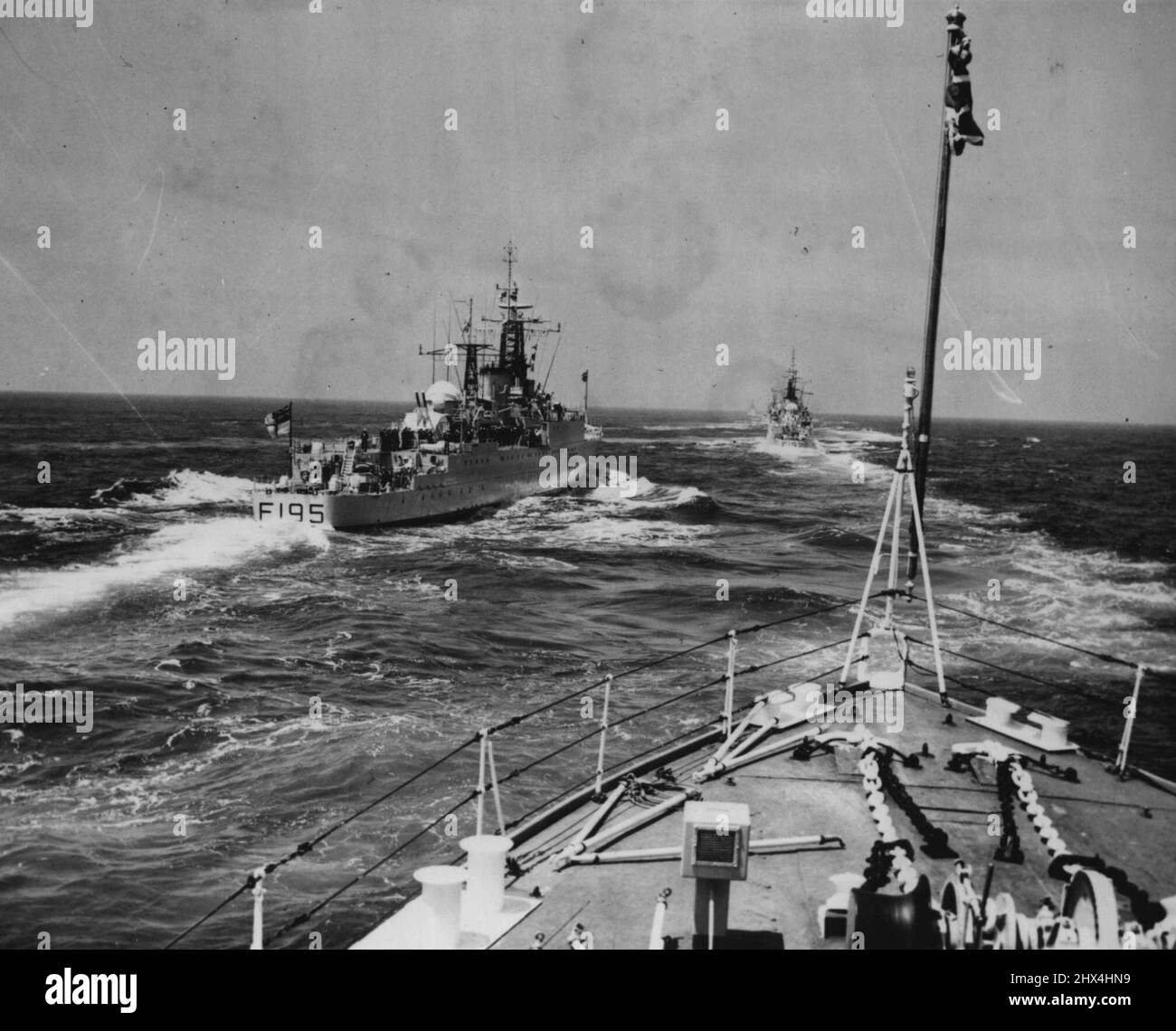 Britannia rencontré par les navires de la flotte Med - les navires de la flotte méditerranéenne rencontrent le yacht royal Britannia à mi-chemin entre Tobruk et Malte pour où le Britannia, avec la Reine et sa famille à bord était relié. Cette photo, prise de H.M.S. Surprise, montre les navires formant comme escortes. 03 mai 1954. (Photo de Planet News Ltd.). Banque D'Images