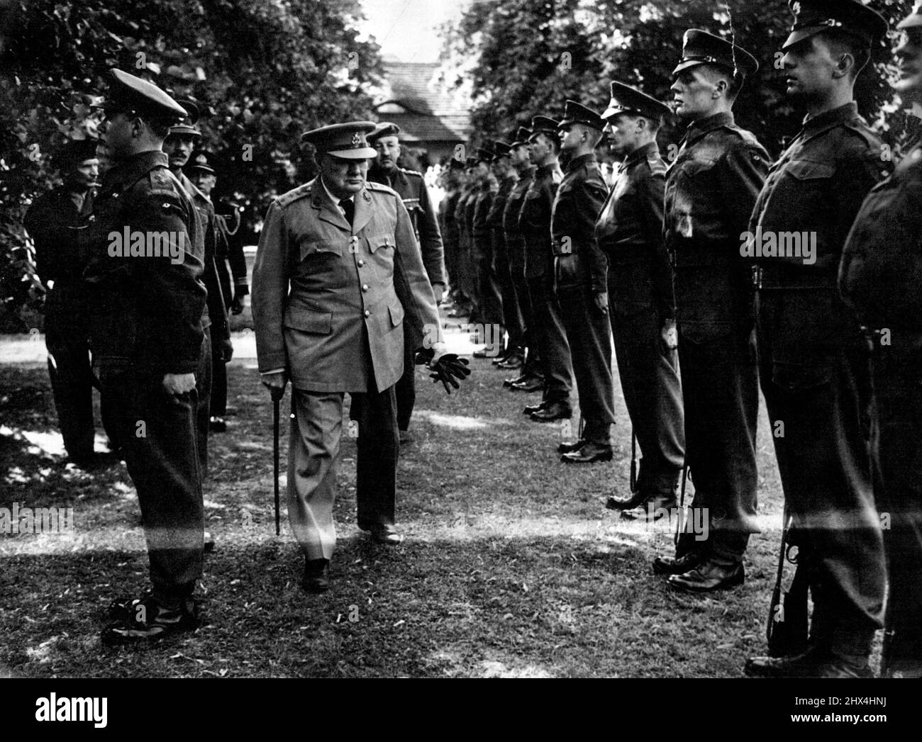 3 Réunion de puissance à Postdam: M. Churchill et le président Truman arrivent à l'aéroport de Berlin - M. Churchill inspecte une garde d'honneur des gardes des Seots à la britannique H. Q.Berlin. Une photo prise à l'aéroport de Berlin où M. Churchill, le président Truman et leurs collègues sont arrivés pour la conférence potsoam qui s'est ouverte au jour le jour. 16 juillet 1945. (Planet News Ltd). Banque D'Images