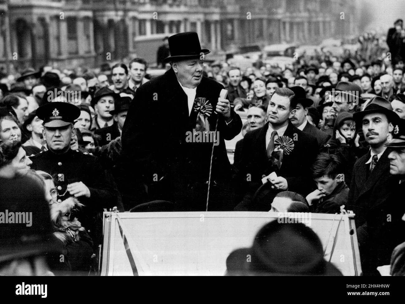 Churchill se joint à Hammersmith Battle - M. Winston Churchill parlant à Blythe Road, Hammersmith, Londres aujourd'hui (mercredi) quand il a fait la veille de la tournée du scrutin pour s'adresser à la foule au nom des conservateurs. Assis en voiture avec lui est le candidat conservateur M. A.Fell. M. Churchill a reçu un accueil formidable et s'est adressé à quatre rassemblements. 23 février 1949. (Photo de Reuterphoto). Banque D'Images