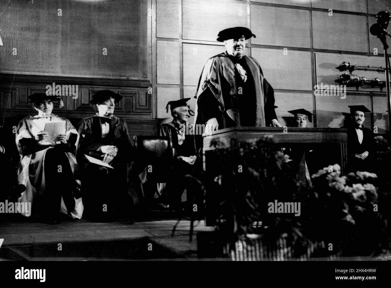 M. Churchill et d'autres reçoivent des diplômes honorifiques - M. Churchill prenant la parole après la cérémonie. En arrière-plan de L à R, sont: Monsieur. Alexander Fleming, M. Walter do la Mare et Sir William Beveridge.des diplômes honorifiques de l'Université de Londres ont été décernés à M. Churchill, M. Walter do 1a Mare, le poste de Sir Alexander Fleming, découvreur de la pénicilline, M. Fisher, archevêque de Canterbury, M. Marshall. Secrétaire d'État des États-Unis (absent de la cérémonie) , et Sir Ernest Pooley, président du Conseil des arts, lors de la célébration du jour de fondation de 112th à l'Université, hier soir (Th Banque D'Images