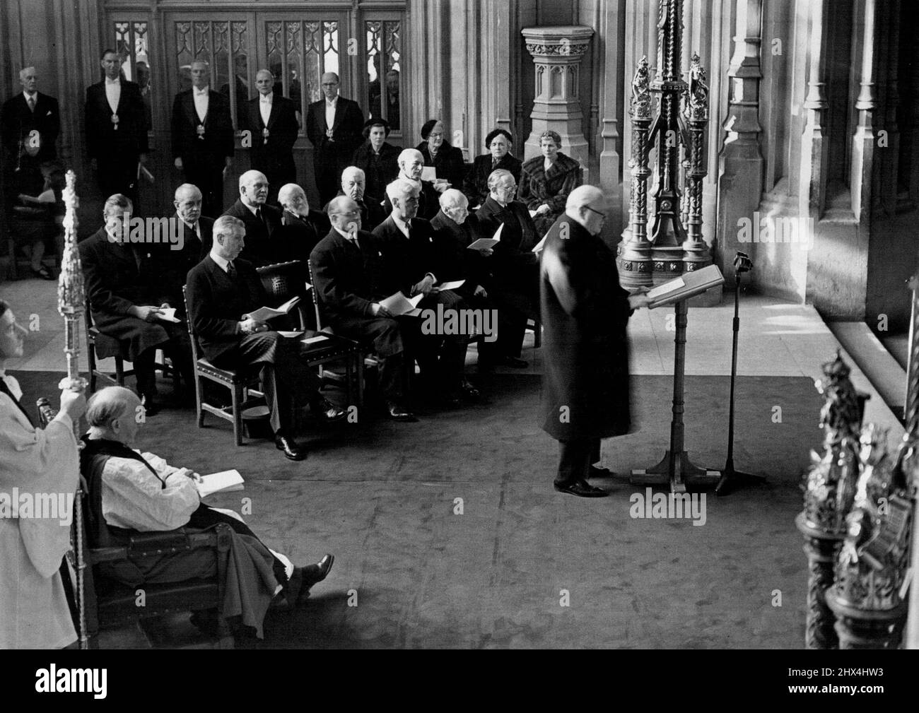 Churchill Unveills Memorial Window à Westminster Hall - la scène à Westminster Hall pendant le discours de M. Churchill après le dévouement. Sur la gauche se trouve le Dr Fisher, archevêque de Canterbury. Assis derrière M. Churchill sont (première rangée, de gauche à droite): Le duc de Wellington, Lord Simons, M. W.S. Morrison (Président), M. C. Attlee. Le marquis de Salisbury. (Rangée arrière, de gauche à droite) :- RT. L'honorable David Ecoles, RT. L'honorable Clement Davies, Lord Milner, Sir Ninian Comper, le vicomte Samuel, le Marquiis de Cholmondeley. Les dames (à droite) sont, de gauche à droite: Mme Morrison, Mme Churchill, Mme Davies et Mme Banque D'Images