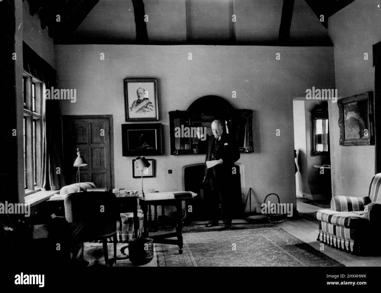 À la maison avec Winston Churchill. L'étude dans la maison de Churchill à Westerham est une pièce très utilisée et reflète le caractère de l'homme. C'est une salle pratique pour le travail, mais elle révèle un goût raffiné. 23 novembre 1954. (Photo du Syndicat de Yaffa). Banque D'Images
