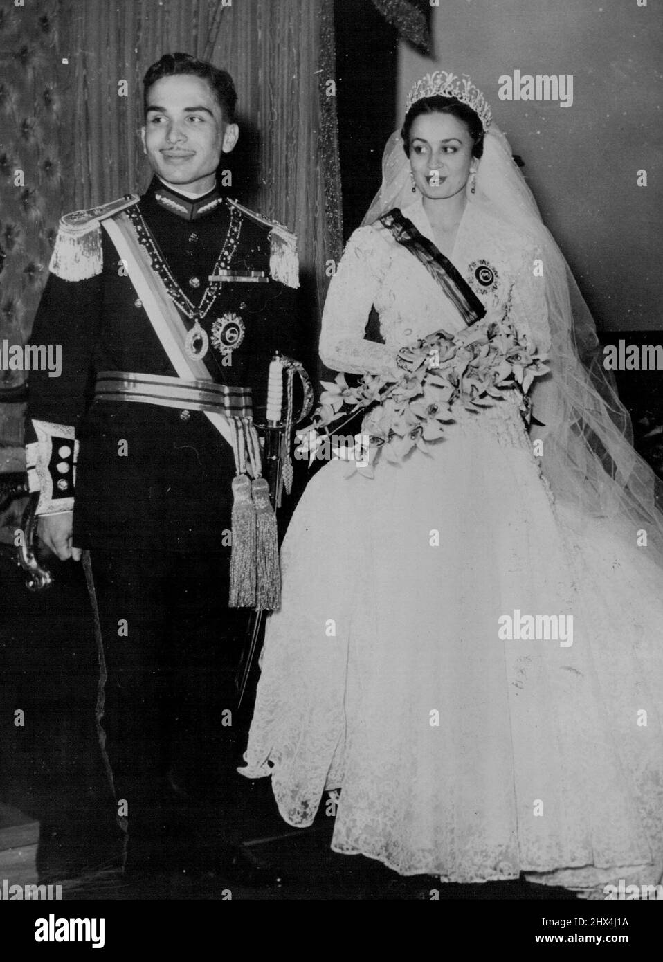 Le roi Hussein et son épouse le roi Hussein, le dirigeant de Jordanie âgé de 19 ans, avec sa