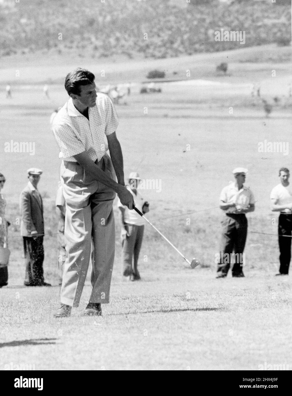 Harold Henning, sud-africain, qui se bat pour tenir sa position près de l'avant, joue un coup de puce au premier trou dans sa dernière partie du tournoi d'Ampol. 3 novembre 1951. Banque D'Images