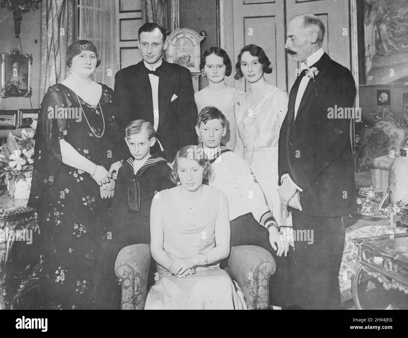 Photos : groupe de la famille royale pris après l'annonce de l'engagement. Depuis la gauche, la princesse Helene, le prince Kund, les princesses Alexandrine Louise et fedora, le prince Harald.Center, les princes OLAF et Gorm, Frères de la mariée à être, et sous la présidence la princesse Caroline Mathilde.First Pictures: L'engagement royal danois a été annoncé hier un 27 entre le prince H.R.H. Knud, le plus jeune fils du roi et de la reine du Danemark, et sa cousine, la princesse Caroline Mathilde du Danemark, fille du prince Harald et de la princesse Mathilde. Le prince Knud, qui a 32 ans, est un premier lieutenant dans le Dani Banque D'Images