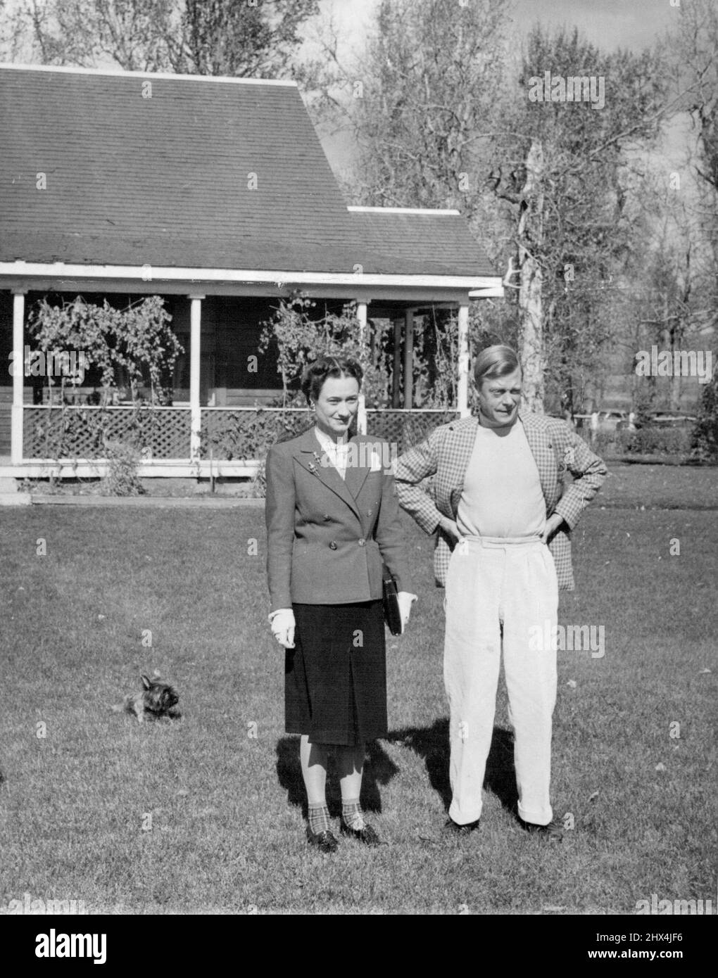 Les pare-vent sortent pour une aération. Le duc et la duchesse de Windsor passent des vacances dans leur ranch près de Calgary, Alberta, Canada, promenez-vous sur leurs terrains avec leurs fidèles. Terrier traîne derrière. 6 octobre 1941. (Photo par photo de presse associée). Banque D'Images