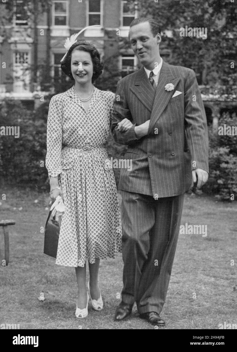 Photos : aujourd'hui photo du couple dans les jardins de Cadogan. Le Prince George du Danemark a rapporté engagé. Il est rapporté que le Prince George du Danemark, attaché militaire danois de Londres, doit s'engager auprès de la Viscountesse Anson, qui est une nièce de la Reine. 17 juin 1950. (Photo de Paul Popper Ltd). Banque D'Images