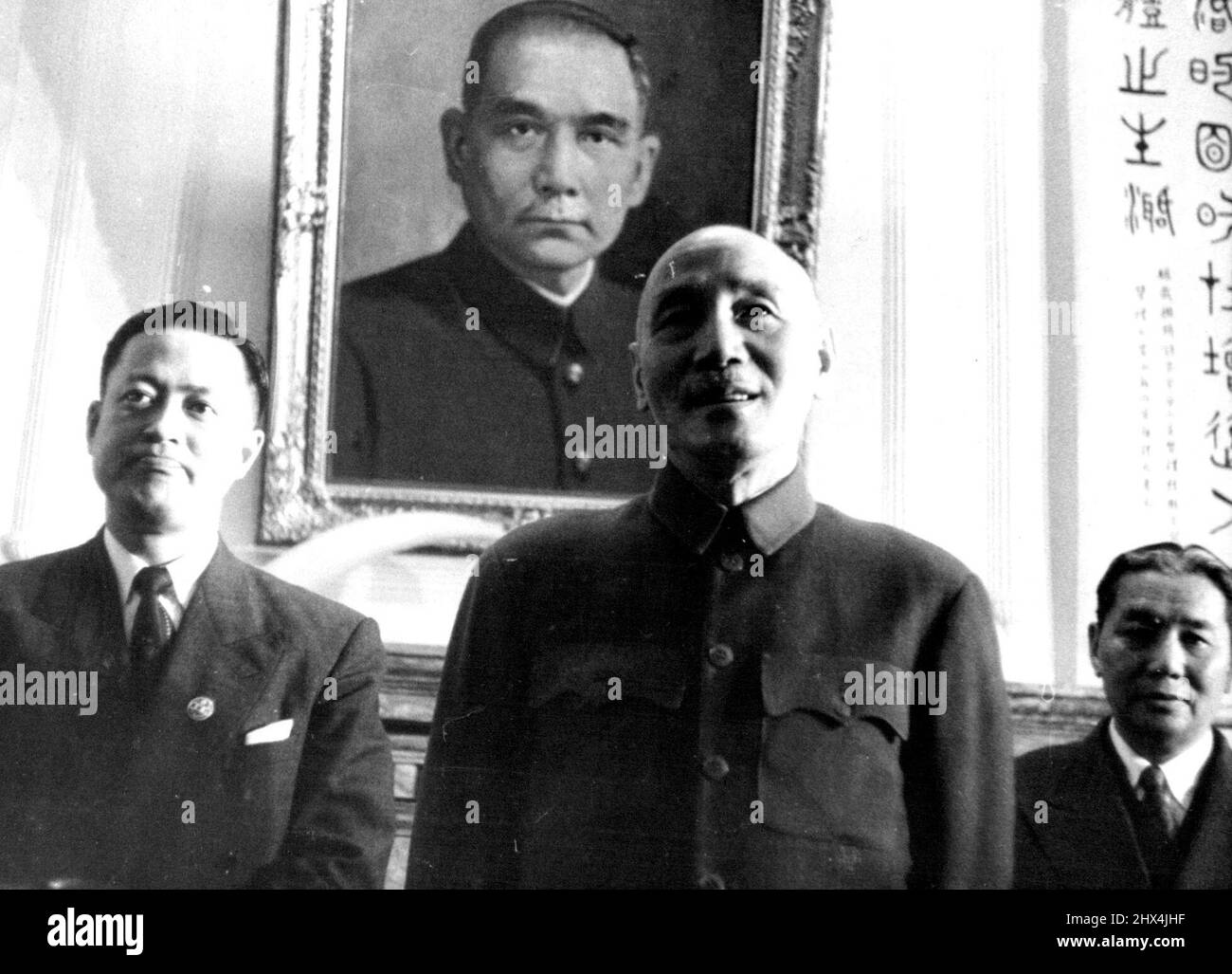 Le général Chiang Kai Shek, chef des nationalistes chinois à Formosa, photographie lors de sa conférence de presse la semaine dernière, au cours de laquelle il a déclaré qu'il était prêt à organiser un combat complet si nécessaire, pour tenir l'île de Quemoy. 21 février 1955. (Photo de Paul Popper, Paul Popper Ltd.). Banque D'Images