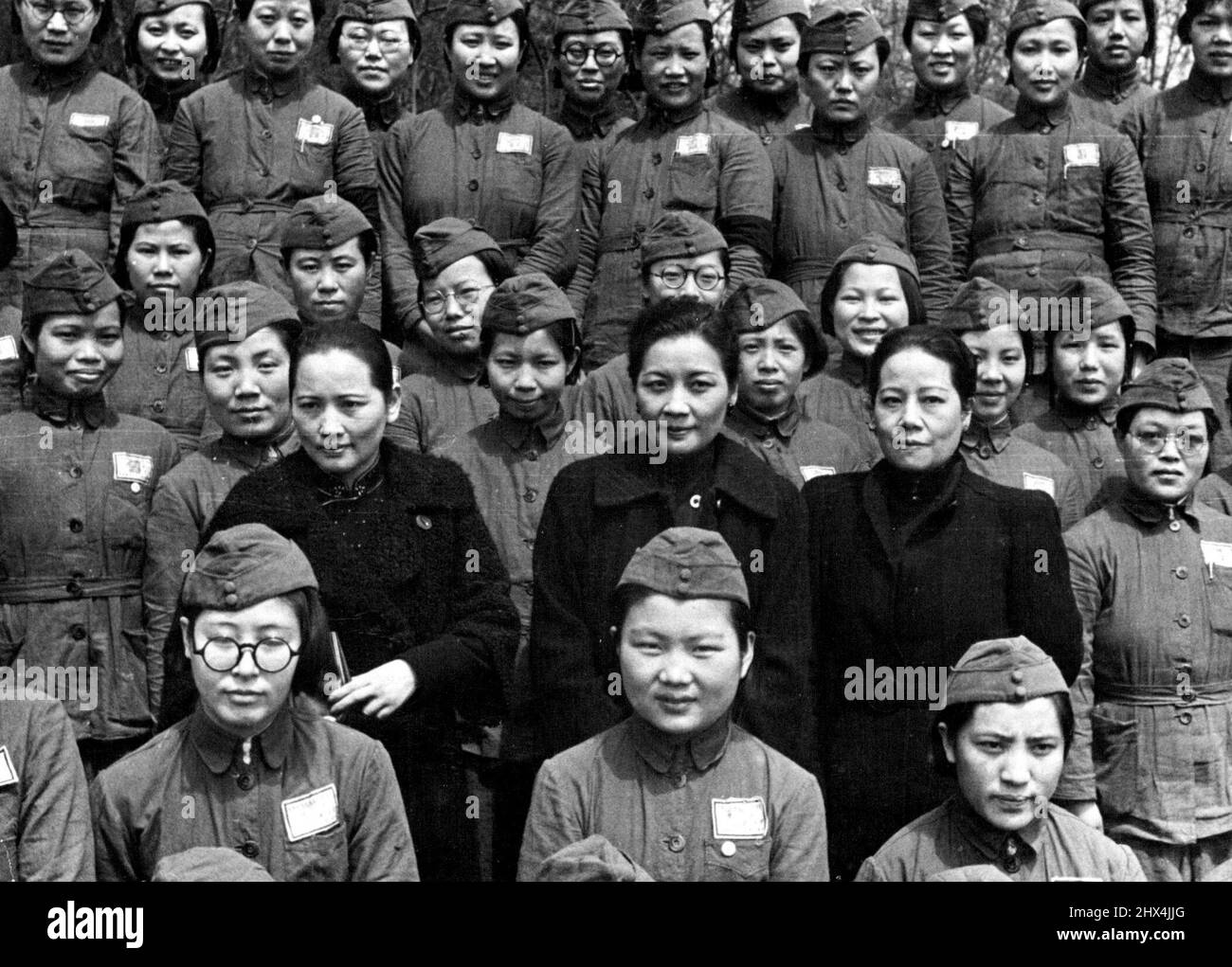 Les trois Soong Sisters de Chine -- les jeunes femmes participant au Collage de formation du personnel pour les femmes ont eu le grand plaisir non seulement de voir les trois dames, mais aussi des avoir comme invités à déjeuner. De gauche à droite : Mme Sun, Mme Chiang, Mme Kung. Les trois célèbres sœurs Soong, Mesdames H. H. H. H. H. Kung, su Yat-sen et Chiang Kai-Shek sont arrivées à Chungking le 31st mars de Hong Kong. Les deux sœurs plus âgées ont été portées par Mme Chiang Kai-Shek qui avait été à Hong Kong pour des soins médicaux. C'est la première fois que Madame Kung et Madame Sun visitent la capitale de la guerre. 7 décembre 1950. Banque D'Images