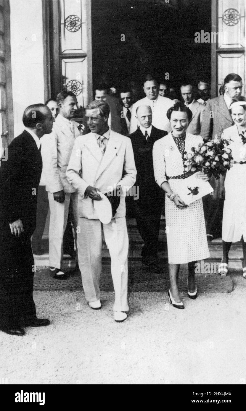 Duc et duchesse de Windsor en Italie. Le duc et la duchesse de Windsor ont photographié alors qu'ils quittaient le Grand Hôtel Royal à Viareggio, station balnéaire bien connue près de Pise, en Italie, après avoir pris le thé avec le duc de Bergame. Le Duc et la Duchesse sont en croisière méditerranéenne. 18 juillet 1938. (Photo de Keystone). Banque D'Images