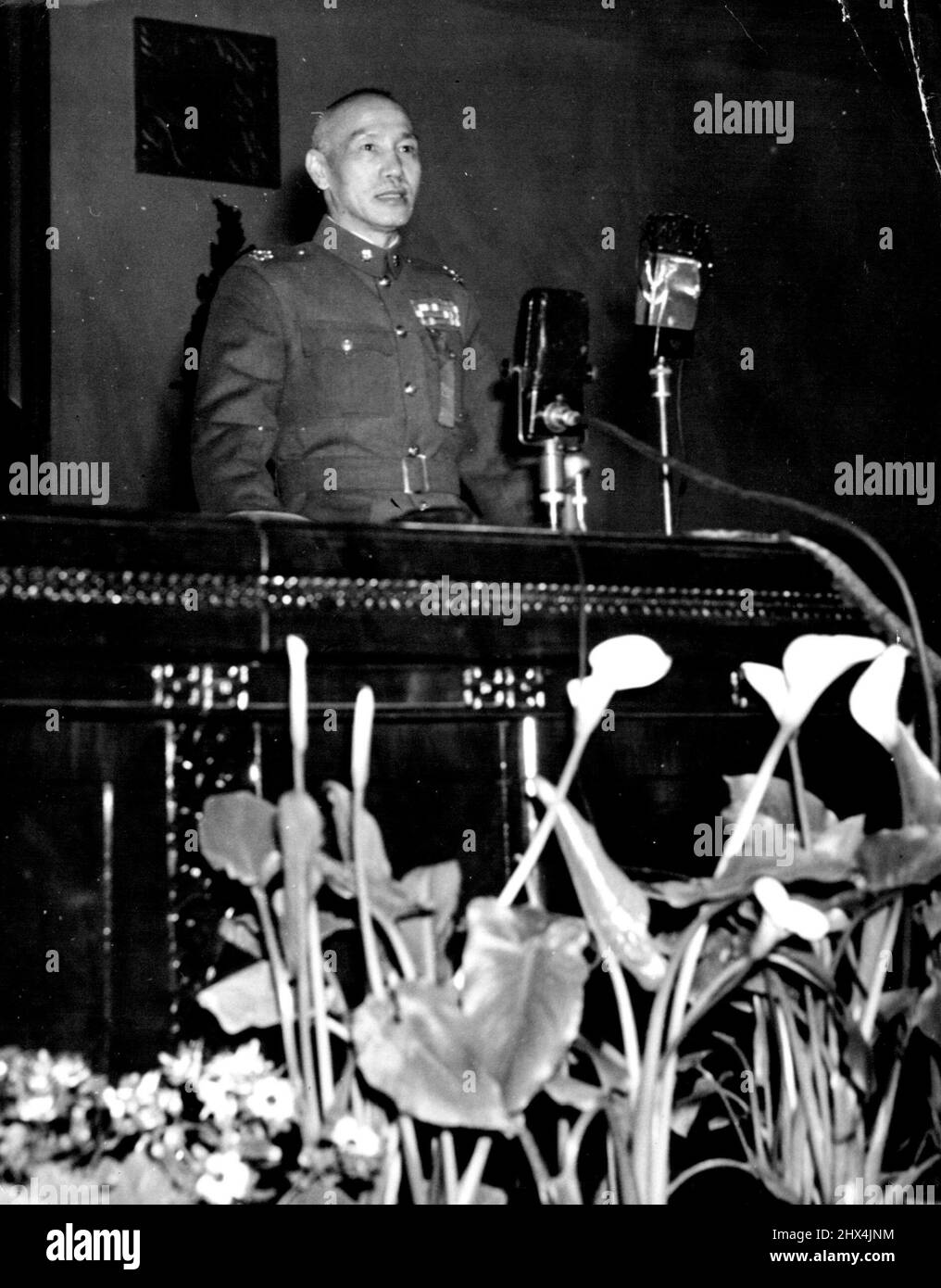 Chiang Kai-Shek s'adresse à l'Assemblée les délégués à la réunion inaugurale de l'Assemblée nationale de la Chine à Nanking, en Chine, en mars 29. 5 avril 1948. (Photo par photo de presse associée). Banque D'Images