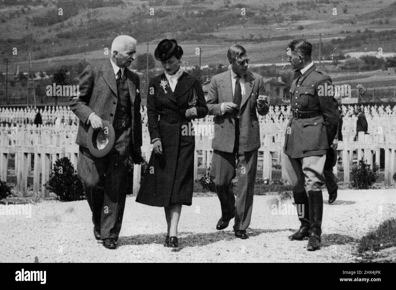 Photos:- ***** Duchesse de Windsor, au Centre, en visite au cimetière militaire de Verdun hier, le 6 mai. Il contient 5 000 tombes de Français tués dans la Défense de la ville pendant la guerre. À gauche se trouve M. Jean Giraud, préfet adjoint du département de Meuse, et à droite se trouve le commandant de Romemont, de l'état-major général de Verdun. Notez les spectacles que porte le duc et le printemps du lys de la vallée - le Muguet français, Tradition a Bringer of Happiness - porté par la duchesse. 22 mai 1939. (Photo par photo de presse associée) Banque D'Images