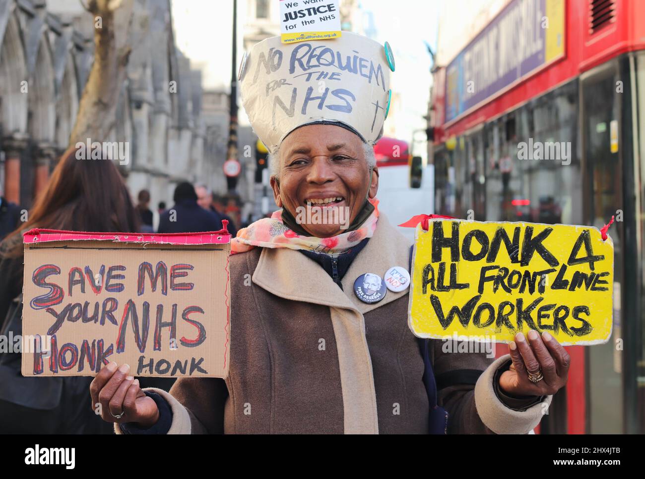 Les femmes protestataires se tiennent avec des signes- Save the NHS en dehors des cours royales de justice , Londres, Royaume-Uni Banque D'Images
