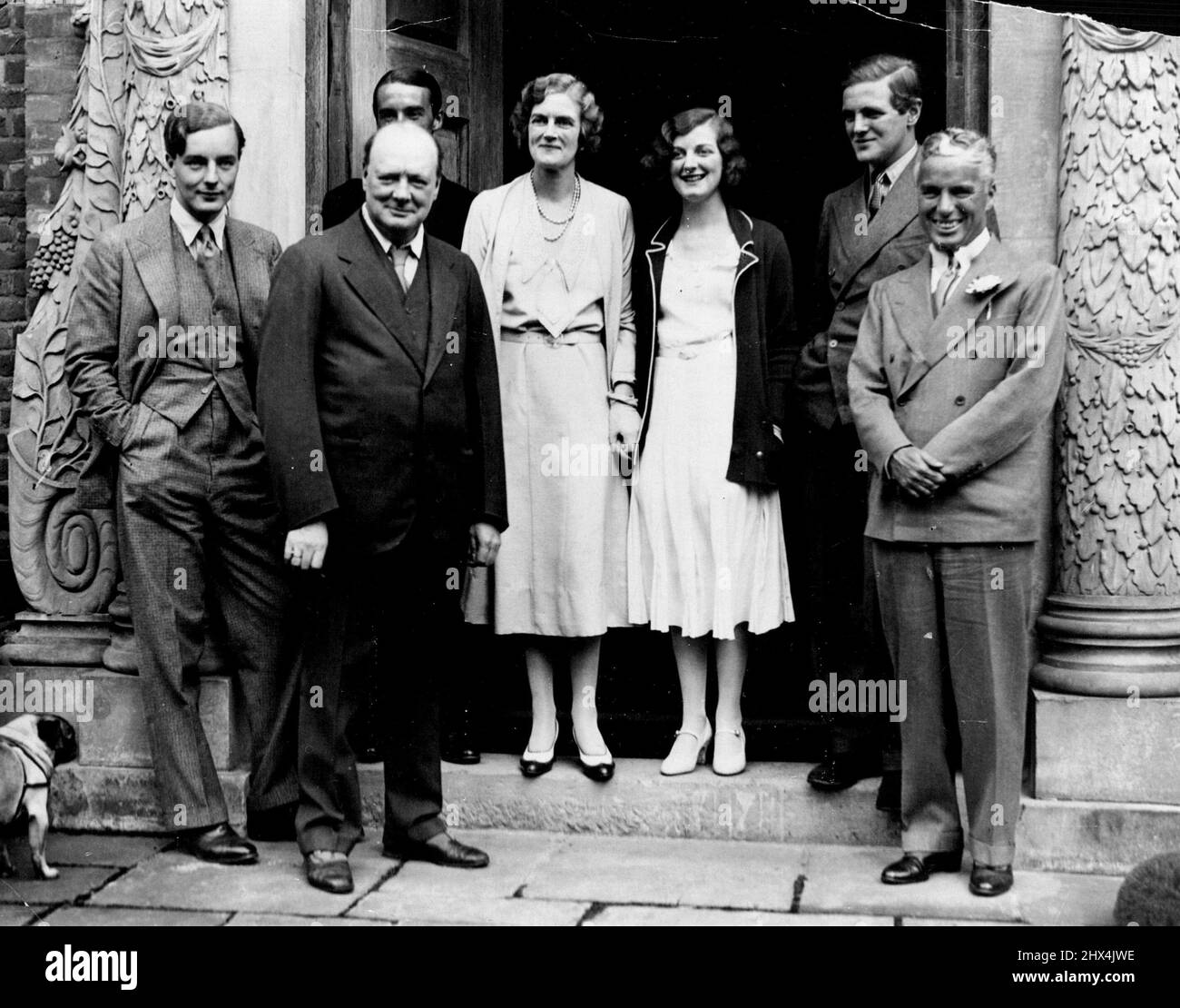 Charlie Chaplin reste le week-end avec Winston Churchill - Charlie Chaplin passe le week-end avec M. Winston Churchill à Westerham. Charlie avec la fête de la maison à Westerham aujourd'hui. 19 septembre 1931. (Photo par Photopress). Banque D'Images