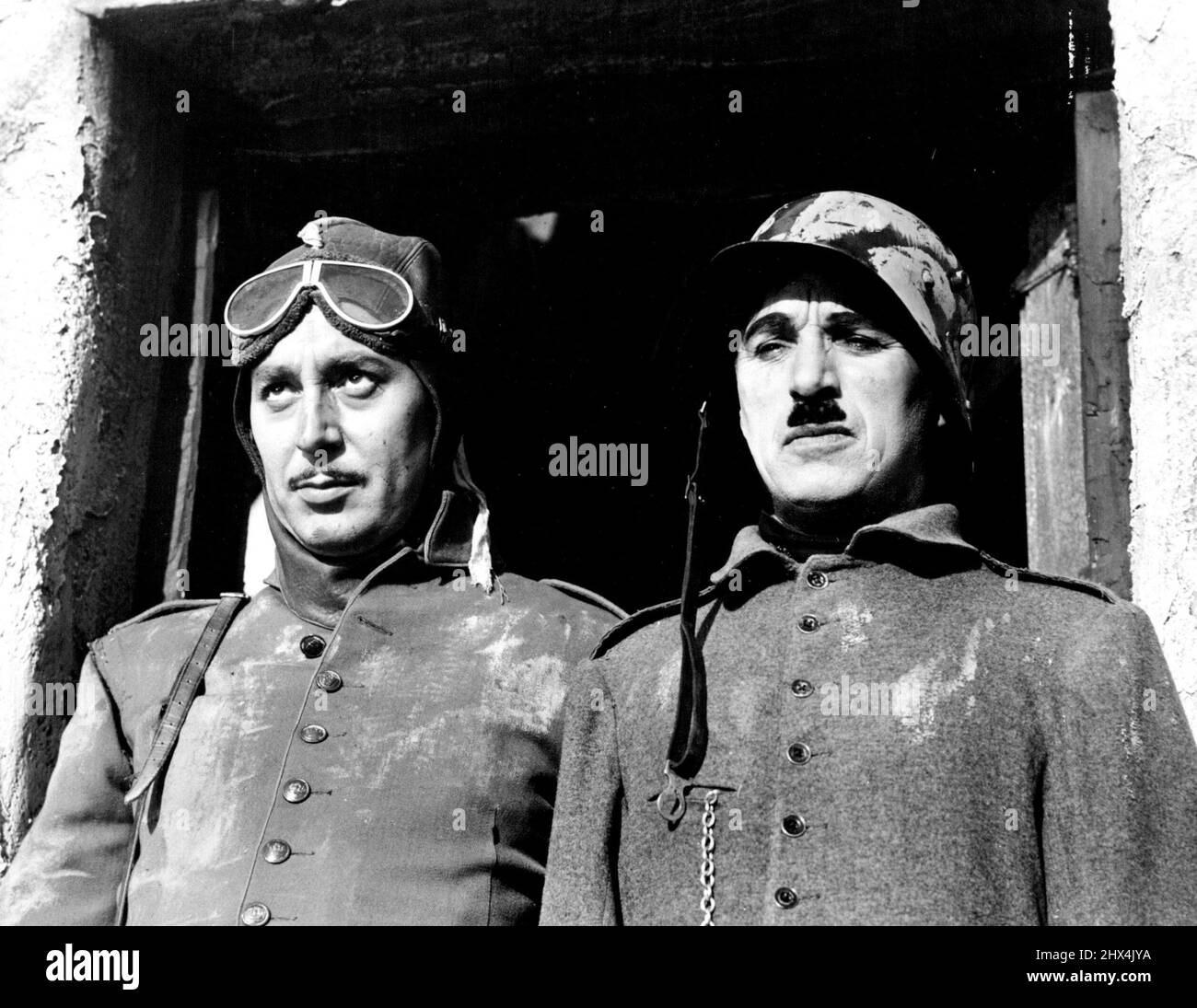 Charlie devient totalitaire - Charlie Chaplin, un comédien diminutif qui a fait ses preuves, parle plus fort que les mots avec sa pantomine qui se divise en deux, va bientôt publier son nouveau tableau, « le Grand dictateur », est qu'il prend une gifle retentissante sur les régimes totalitaires. Quand le miroir est tenu devant les conquérants frognants de l'autre côté de la mer, à l'angle de Chaplin, ils s'effondrent en figures ludiciques qui font que le spectateur secouer - avec rire. Voici le « grand dictateur » (à droite) debout à côté d'un soldat (Regibald Gardiner) dans l'une des premières scènes de l'image traitant de wi Banque D'Images