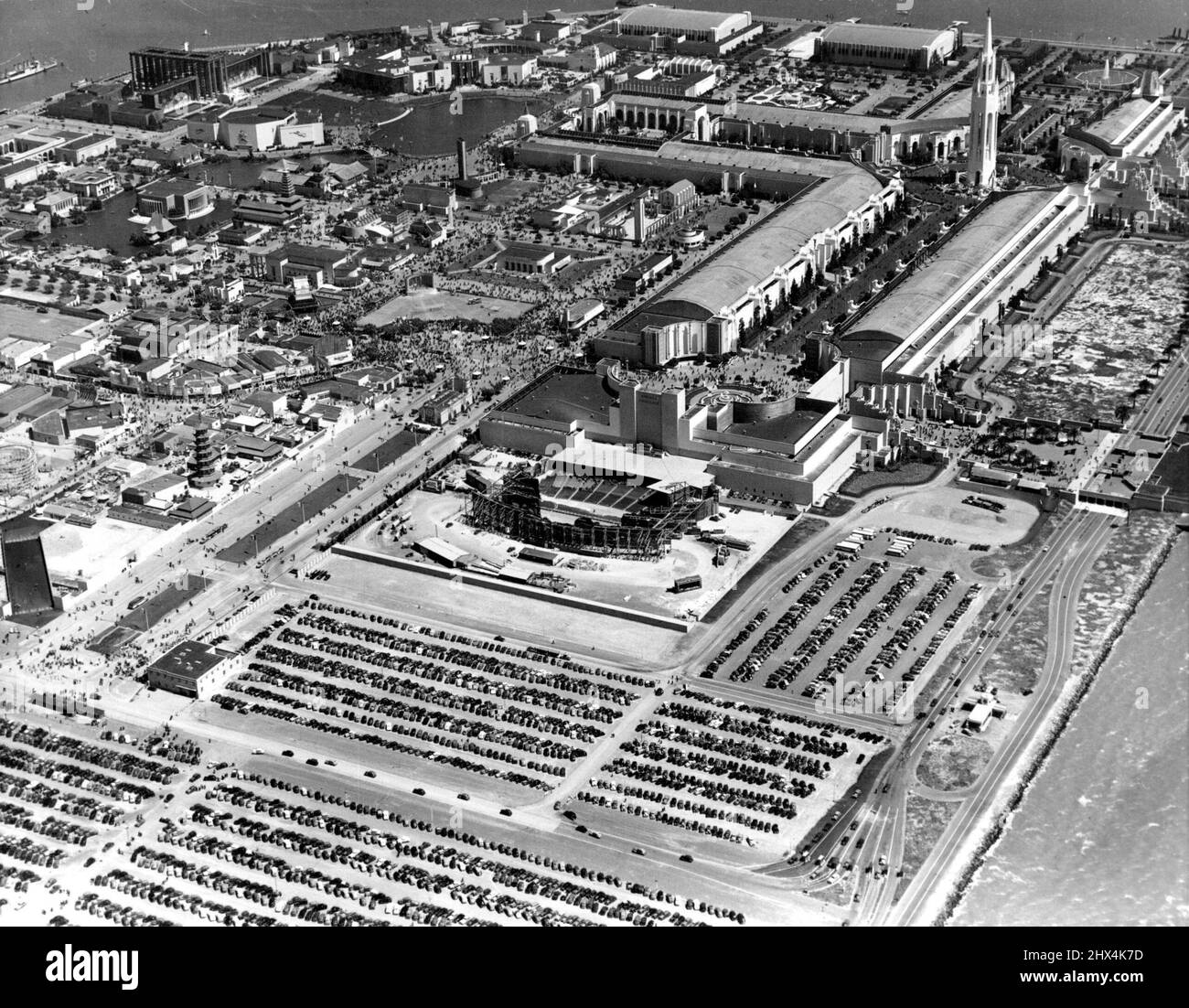 Surplombant Une foire mondiale rouverte - vue aérienne de l'exposition internationale du Golden Gate rouverte, sur Treasure Island dans la baie de San Francisco, spectacles, du nord-est, le parking, et au loin, les palais d'exposition XX, etc 25 mai 1940. (Photo de ACME Newsspatures). Banque D'Images