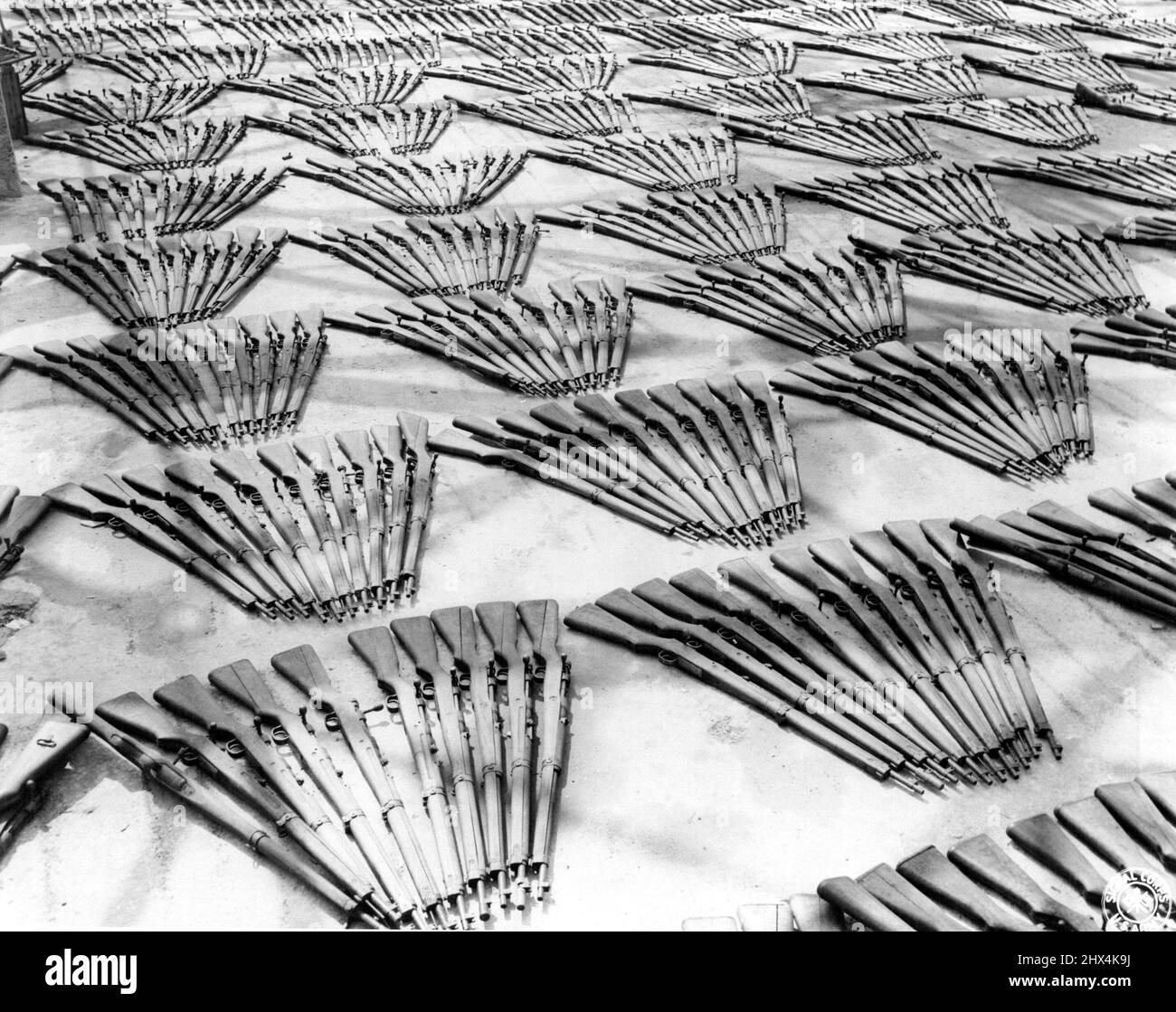 JAP. Fusils Fusils japonais confisqués stockés dans un hangar à l'aéroport de Tashio, Osaka, Honshu, un point de collecte d'armes et de munitions japonaises. 13 octobre 1945. (Photo par US signal corps photo). Banque D'Images