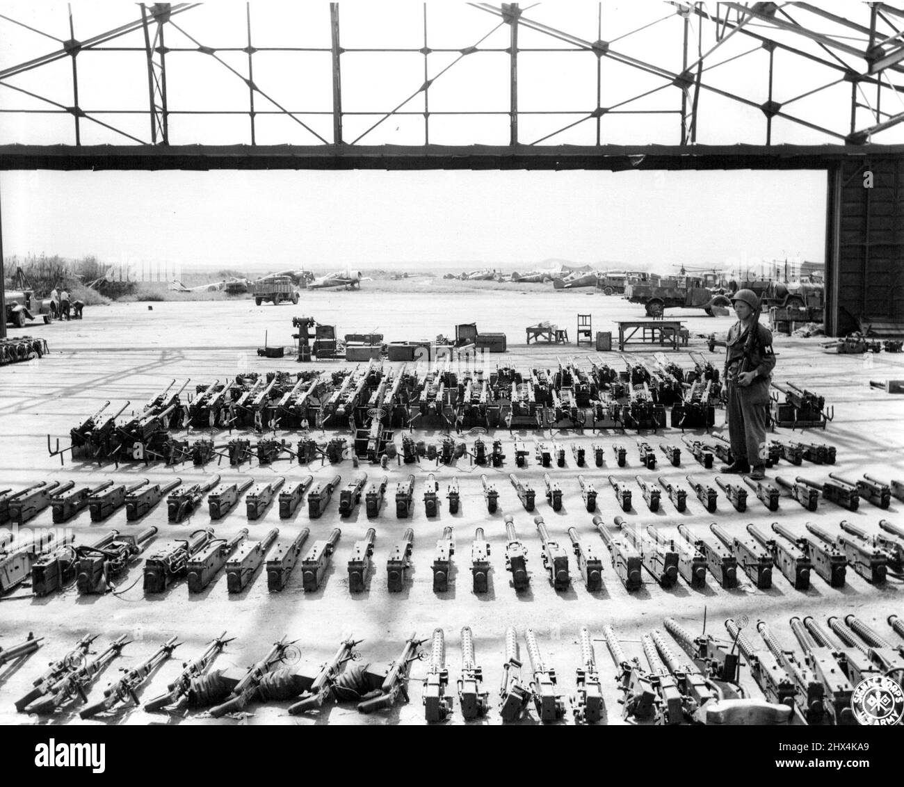 JAP. Armes Japonais confisqués ***** Un hangar à l'aéroport de Tashio, Honshu, un collectant ***** Pour les armes et munitions japonaises. 13 octobre 1945. (Photo par US signal corps photo). Banque D'Images