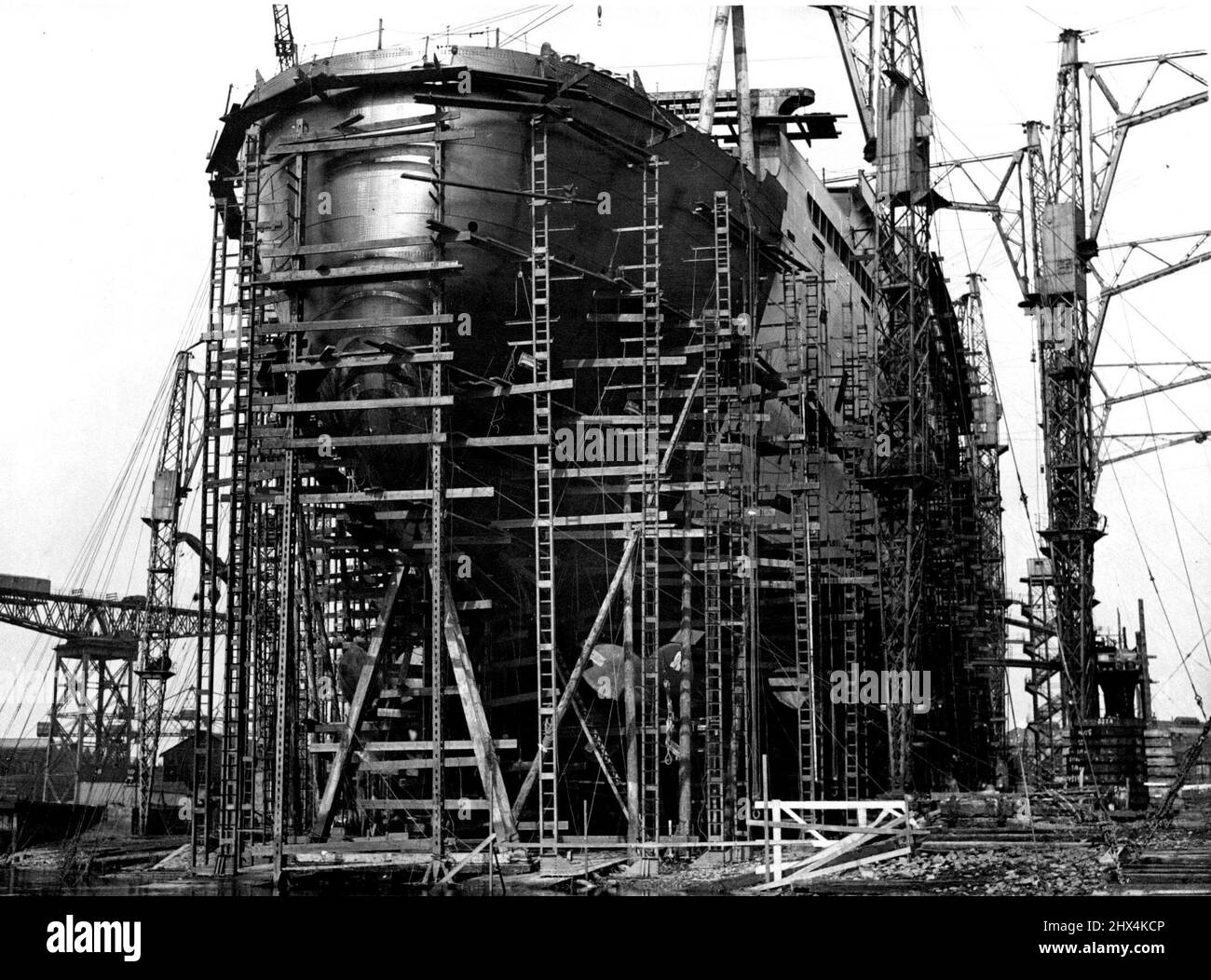 Le Giant Cunarder '534' en construction -- nouvelles photos du progrès de ce navire célèbre qui sera lancé par H.M. la Reine vers la fin de septembre. Une vue de toute la poupe du navire et des hélices - montrant pour la première fois, les quatre hélices en place. 03 septembre 1934. (Photo de Sport & General Press Agency, Limited) Banque D'Images