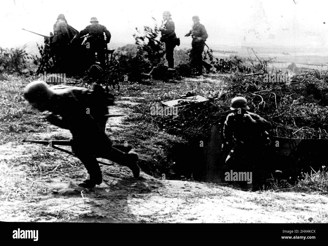 Dernier - ***** De la section anti-aéronautique ou de la ligne Siegfried d'Allemagne -- les troupes laissant un camouflage creusé, partie d'une position fortifiée sur une colline. 22 août 1939. (Photo de Keystone). Banque D'Images