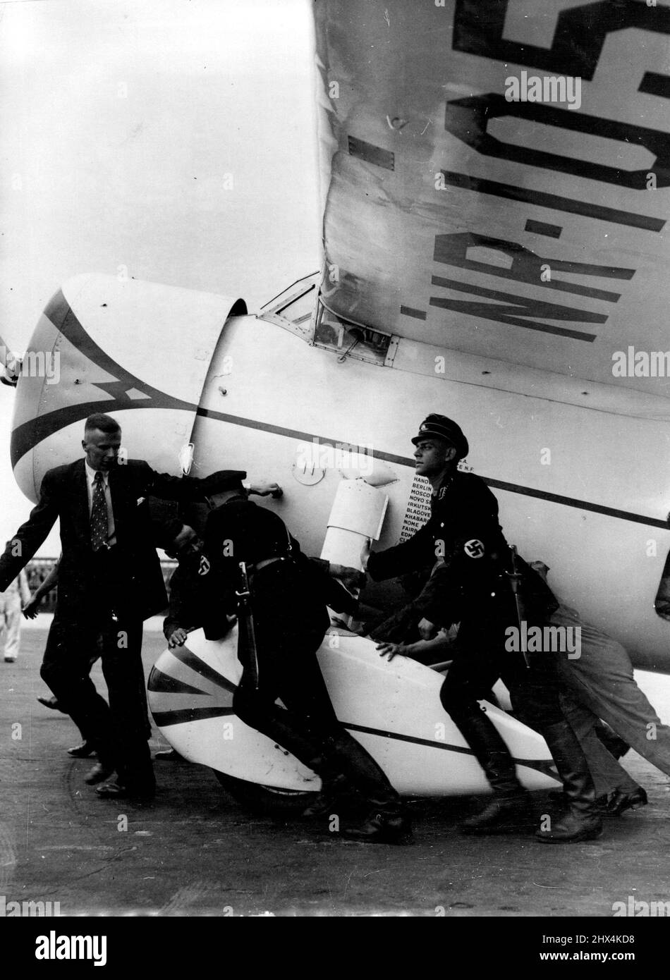 Ocean Flyer Post commence pour la Russie à Berlin -- le début de l'American Ocean Flyer Wiley Post avec sa machine à « direction automatique » le 16,33 juillet, à Berlin-tempelhof à son autre vol vers la Russie. 28 août 1933. (Photo de l'Associated Press of Great Britain Ltd.). Banque D'Images