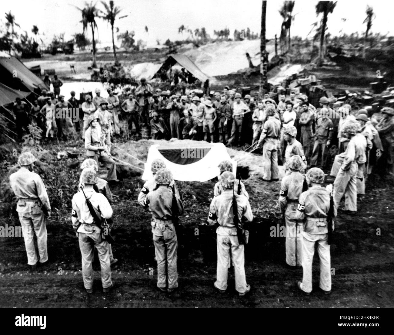 Les couleurs japonaises couvrent le Caseet du général -- les Marines se préparent à abaisser le Caseet, contenant le corps de Lieut, le général Yoshiko Saito de l'armée impériale japonaise, dans une tombe sur Saipan. Le cercueil est couvert d'un grand drapeau japonais. 7 août 1944. (Photo par photo officielle du corps des Marines des États-Unis). Banque D'Images