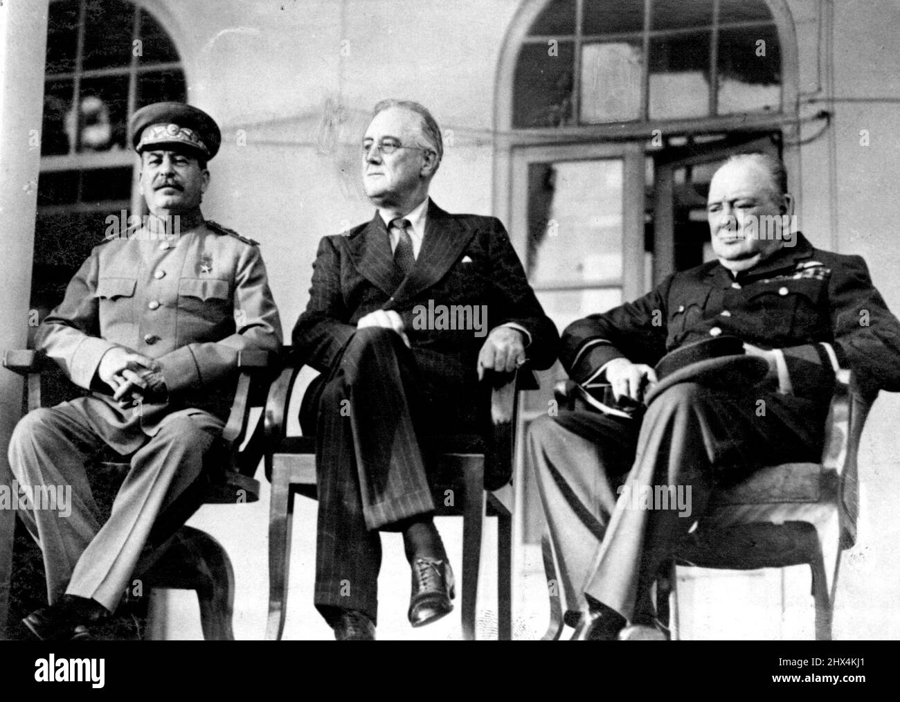 Les dirigeants alliés se concertent à Téhéran -- le maréchal Josef Staline, le président Franklin D. Roosevelt et le Premier ministre Winston Churchill sont montrés sur le port 100 de l'ambassade de Russie, à Téhéran, à la suite de leurs conférences historiques. Sa tunique alors que le premier ministre Churchill est dans l'uniforme d'un maréchal de l'air de la RAF. 12 mai 1943. (Photo d'ACME). Banque D'Images
