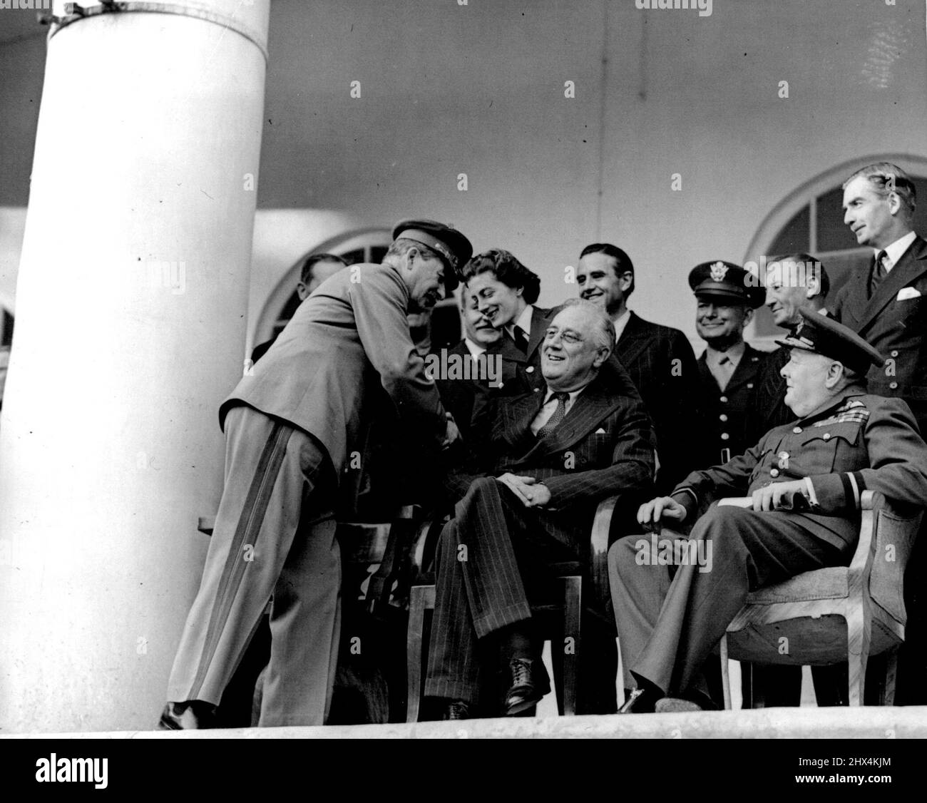 Staline, Churchill, Roosevelt ici dans la capitale persane -- l'officier de section des filles du premier ministre Sarah Churchill (Mme Via Oliver) présenté au maréchal Staline les dirigeants alliés de la Grande-Bretagne, des États-Unis Et de l'URSS se sont réunis à Téhéran, capitale de la Perse, pour discuter de l'wan contre l'Allemagne et un certain nombre de questions politiques, ***** et les représentants diplomatiques des trois grandes puissances étaient présents. C'est la première fois que le maréchal Staline et le président Roosevelt ont eu une réunion personnelle. 7 décembre 1943. (Photo de Fox photos). Banque D'Images