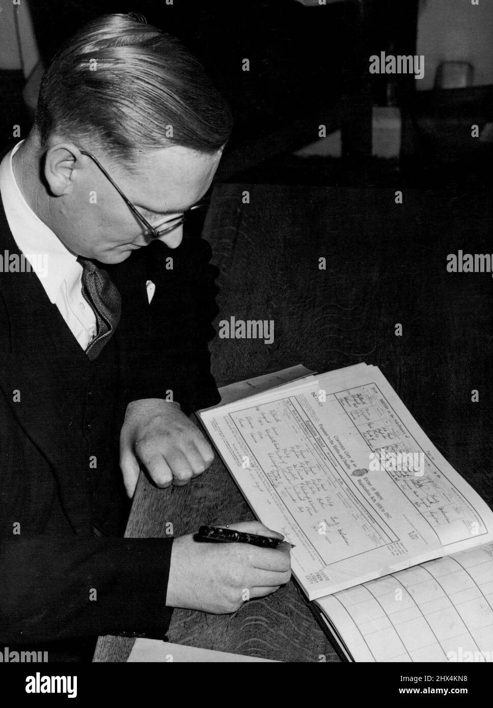 Princesse Anne - M. Donald Boreham, le registre de Westminster, signe ce matin le certificat de naissance à Caxton Hall. Lorsque le registre de Westminster, M. Donald Boreham, s'est rendu à Clarence House à jour pour que le duc d'Édimbourg complète le certificat de naissance de la princesse bébé, les noms Anne Elizabeth Alice Louise ont été insérés. Le nom et le titre du bébé Princess seront S.A.R. Princess Anne Elizabeth Alice Louise d'Édimbourg. 29 août 1950. (Photo de J. Trievnor). Banque D'Images