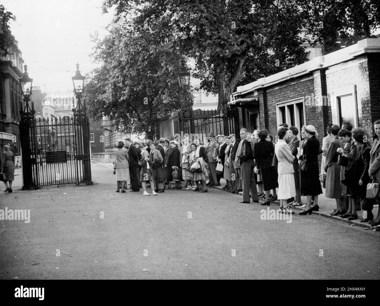 Les foules attendent avec espoir les nouvelles de la naissance royale. 09 août 1950. (Photo par Daily Mail Contract Picture). Banque D'Images