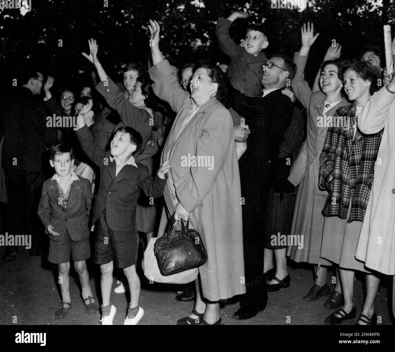 Les foules applaudissent la naissance de la princesse - les foules à l'extérieur de Clarence House, Londres, le 15 août applaudissent la naissance d'une fille de la princesse Elizabeth et du duc d'Édimbourg. Le bébé, qui est arrivé à 1050 GMT, est le troisième en ligne de succession et fournit un compagnon de jeu au prince Charles, le premier enfant de la princesse Elizabeth, âgé de 21 mois. Le bébé a été la première naissance royale à Clarence House. 31 août 1950. (Photo par photo de presse associée). Banque D'Images