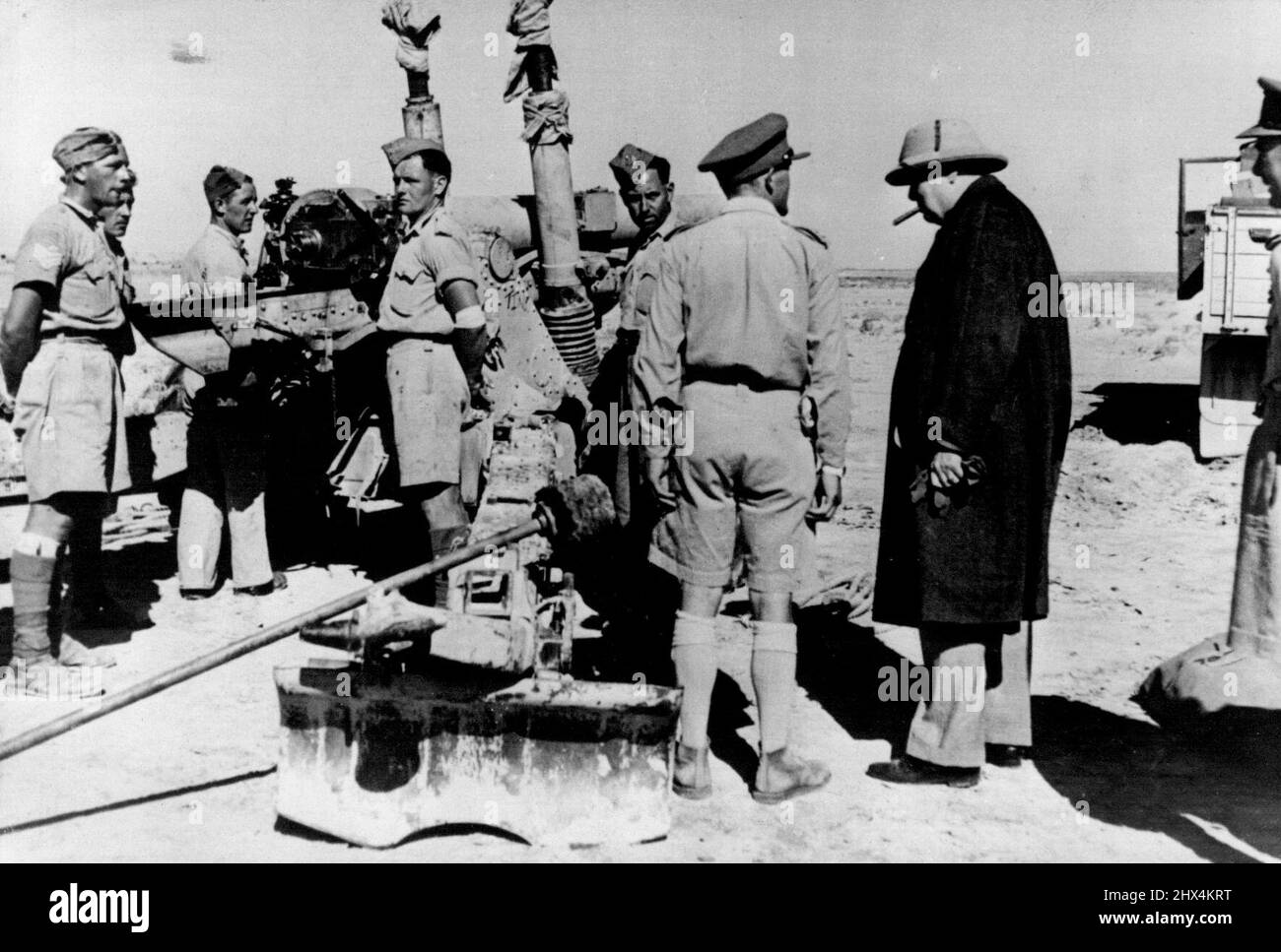 La visite du premier ministre au Moyen-Orient -- M. Churchill dans le désert occidental. M. Churchill visite un site d'armes à feu dans le désert. Au cours de son séjour au Moyen-Orient, M. Churchill a effectué une visite dans la région d'Alamein. Le Premier ministre rencontre des commandants de brigade et de division, visite d'un site d'armes à feu et inspection du personnel des divisions australienne et sud-africaine. 20 août 1942. (Photo par British Official Photograph) Banque D'Images