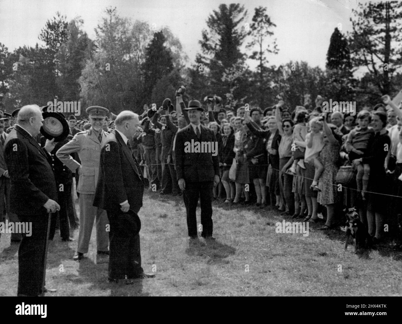 M. Churchill et les premiers ministres de l'Empire Voir les troupes d'invasion - M. Churchill demande trois encouragements pour les premiers ministres en visite, Lustily donnés par les villageois. M. Winston Churchill, général Smuts (S. Afrique), M. MacKenzie King (Canada) et Sir Godfrey Huggins (S. Rhodésie) a vu des troupes d'invasion et des armes en 12th mai 1944, au cours d'une tournée de 60 milles. Plus tard, ils ont été rejoints par M. Peter Fraser. 01 mai 1944. (Photo par British Official Photograph). Banque D'Images