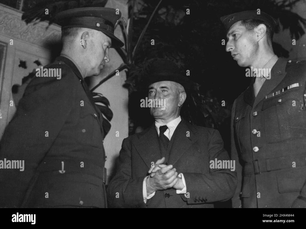 Darlan rencontre Eisenhower -- l'amiral Darlan (au centre), dont la position a fait l'objet d'une session secrète de la Chambre des communes le 10th décembre, en confiant au général Eisenhower, commandant en chef des Forces des Nations Unies (à gauche), et au général Lieut Mark Clark (à droite) devant leur quartier général à Alger. C'est après les négociations avec le général Eisenhower que l'amiral Darlan est devenu chef de l'Administration française en Afrique du Nord. 12 décembre 1942. Banque D'Images