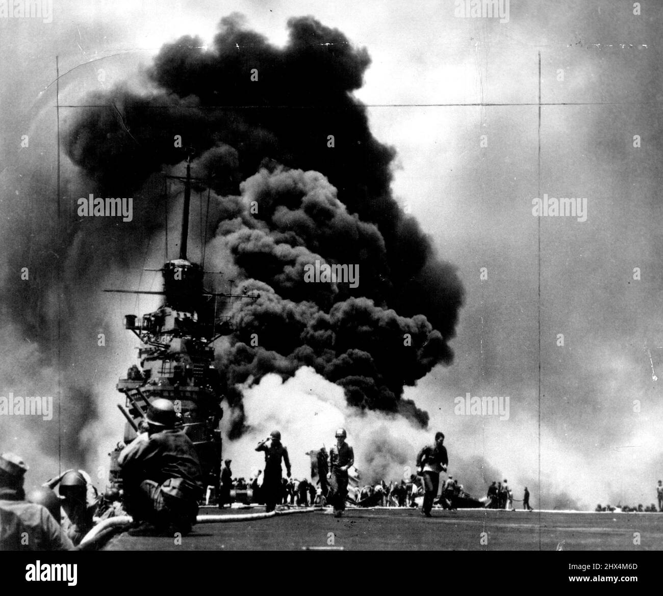 ÉTATS-UNIS Bunker Hill - porte-avions. 16 juillet 1945. Deux kamikazes en 30 secondes ont frappé l'USS Bunker Hill le 11 mai 1945 au large de Kyushu, au Japon. Mort -- 372. Blessé (photo par Associated Press photo). Banque D'Images