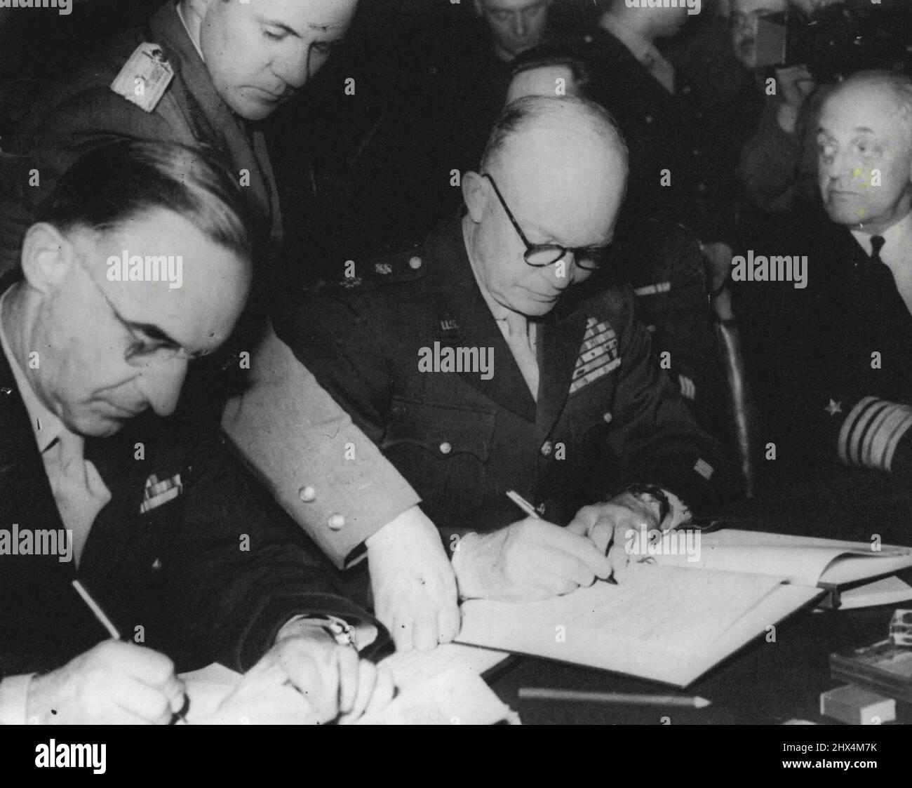 Les alliés se réunissent à Berlin pour signer le Pacte des quatre puissances -- le général Eisenhower, commandant suprême des forces alliées, signant le pacte à Berlin. Le général Eisenhower, le maréchal Montgomery, le maréchal Zhukov et le général de later de Tassigny, représentant les quatre grandes puissances, se sont réunis à Berlin et ont signé un pacte de quatre puissances concernant la défaite de l'Allemagne et le contrôle subséquent. 7 juin 1945. (Photo de Plant News Ltd.). Banque D'Images