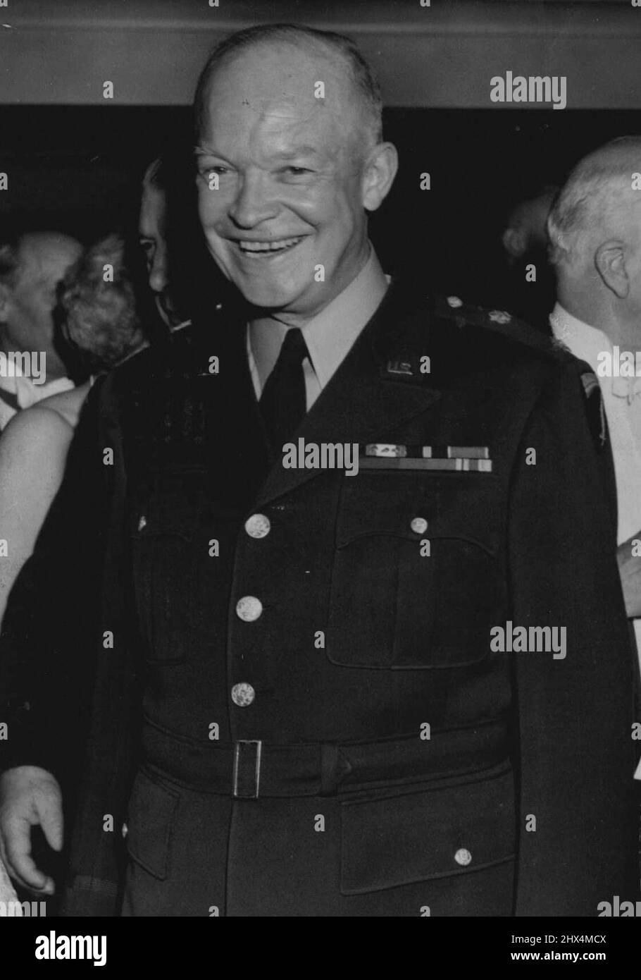 Eisenhower invité d'honneur au dîner de l'Union anglophone - « Churchill's Career » le général Dwight D. Eisenhower, Commandant suprême des forces alliées en Europe, avec Winsten Churchcill (à droite) à la veille du dîner de l'indépendance américaine donné en l'honneur du général Eisenhower et de Mme Eisenhower par l'Union anglophone à l'hôtel Grosvenor, Londres. S'exprimant lors du dîner, le général a déclaré : « le plaidoyer de Winston Churchill pour une Europe unie peut encore porter une telle grandeur de fruits qu'il pourrait bien être rappelé comme la réalisation la plus notable d'une carrière marquée par des réalisations. 03 juillet 1951. Banque D'Images
