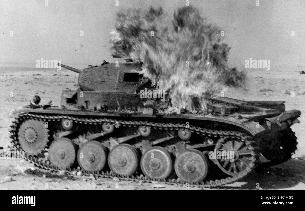 Tank ablaze -- les attaques aériennes et terrestres contre Tobruk par les forces de l'axe ont été repoussées par les défenseurs australiens en utilisant 'Molotov cocktails'. L'image montre comment un char allemand est tombé en deuil quand le contenu flamboyant du cocktail a rapidement mis à feu. 30 mai 1941. Banque D'Images