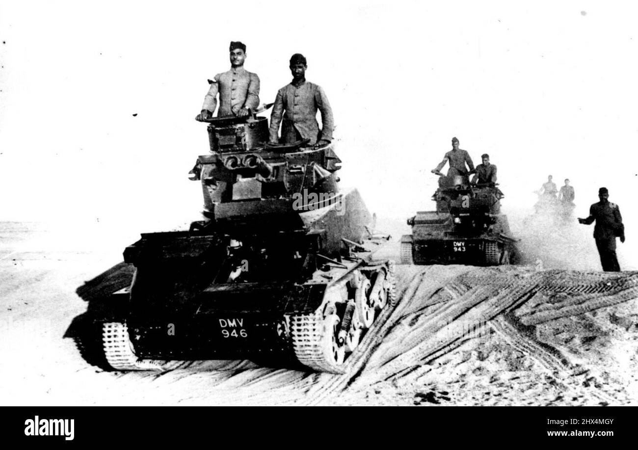 Armée égyptienne ***** Hors de leurs chars de guerre -- soldats égyptiens en poste dans les nouveaux chars, pendant les manoeuvres dans le désert. Dans le cadre de la modernisation de l'armée égyptienne, les premières manœuvres avec les nouveaux chars livrés récemment à l'armée ont eu lieu dans le désert près de Suez. 22 août 1938. (Photo de Keystone). Banque D'Images