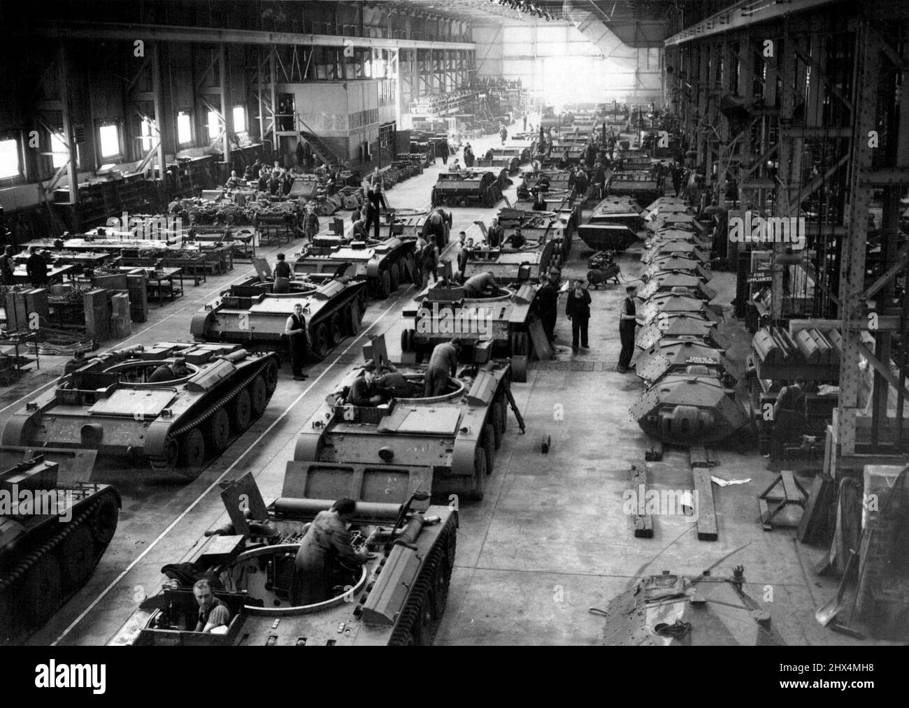 L'une des principales boutiques d'assemblage. De nouveaux chars de Covenanter, décrits comme des « lévriers blindés » produits en masse dans une usine du ministère des Approvisionnements des Midlands. 4 octobre 1941. (Photo par British Official Photograph). Banque D'Images