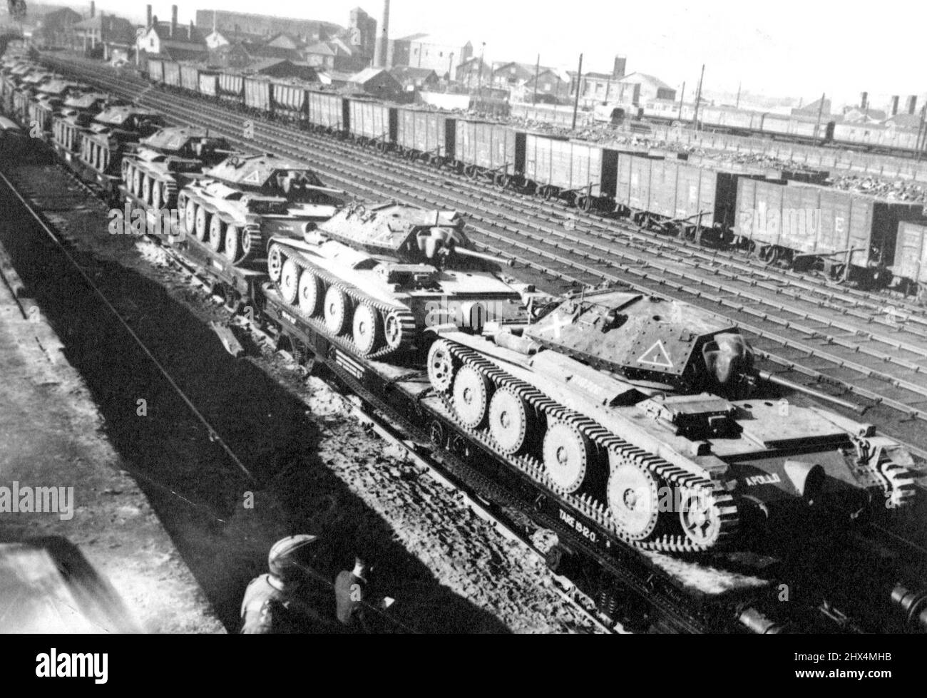'Convenanters' Go by Rail - 'Convenanters 'mak 5 chars étant transportés à leur gare par le train quelque part dans le Nord commandent le train en route avec sa charge 'Covenanters'. 23 octobre 1941. (Photo de Totopique Press). Banque D'Images