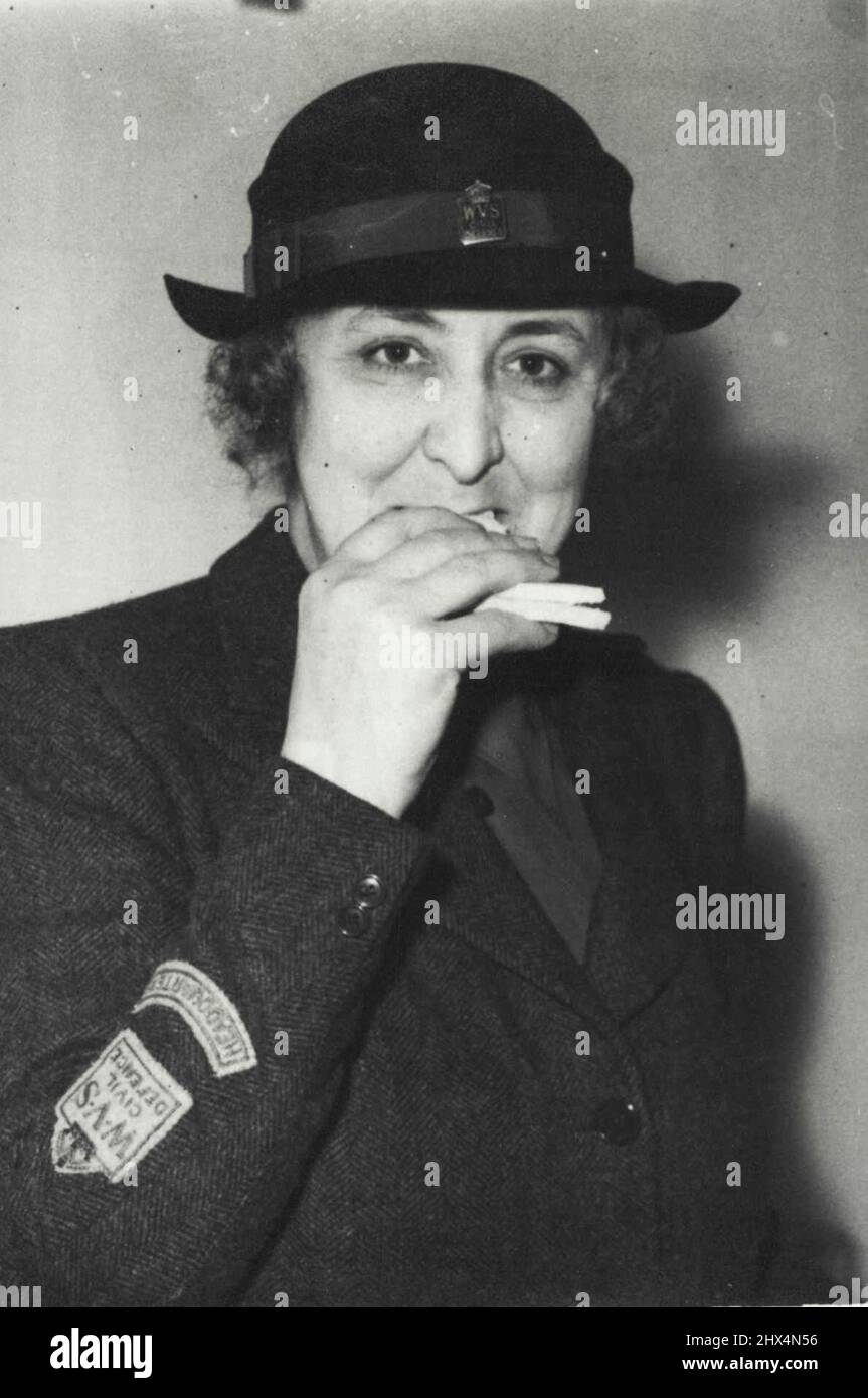 Lady Reading inspecte les cantines d'abri. Lady Reading échantillonne de la nourriture dans une cantine d'abri au cours de sa visite la nuit dernière. Lady Reading, chef de la W.V.S. la nuit dernière, les abris de Toures London, inspectant les Cantines. Dans un abri, elle a échantillonné de la nourriture fournie par une cantine. 08 novembre 1940. (Photo de Keystone Press Agency Ltd.). Banque D'Images