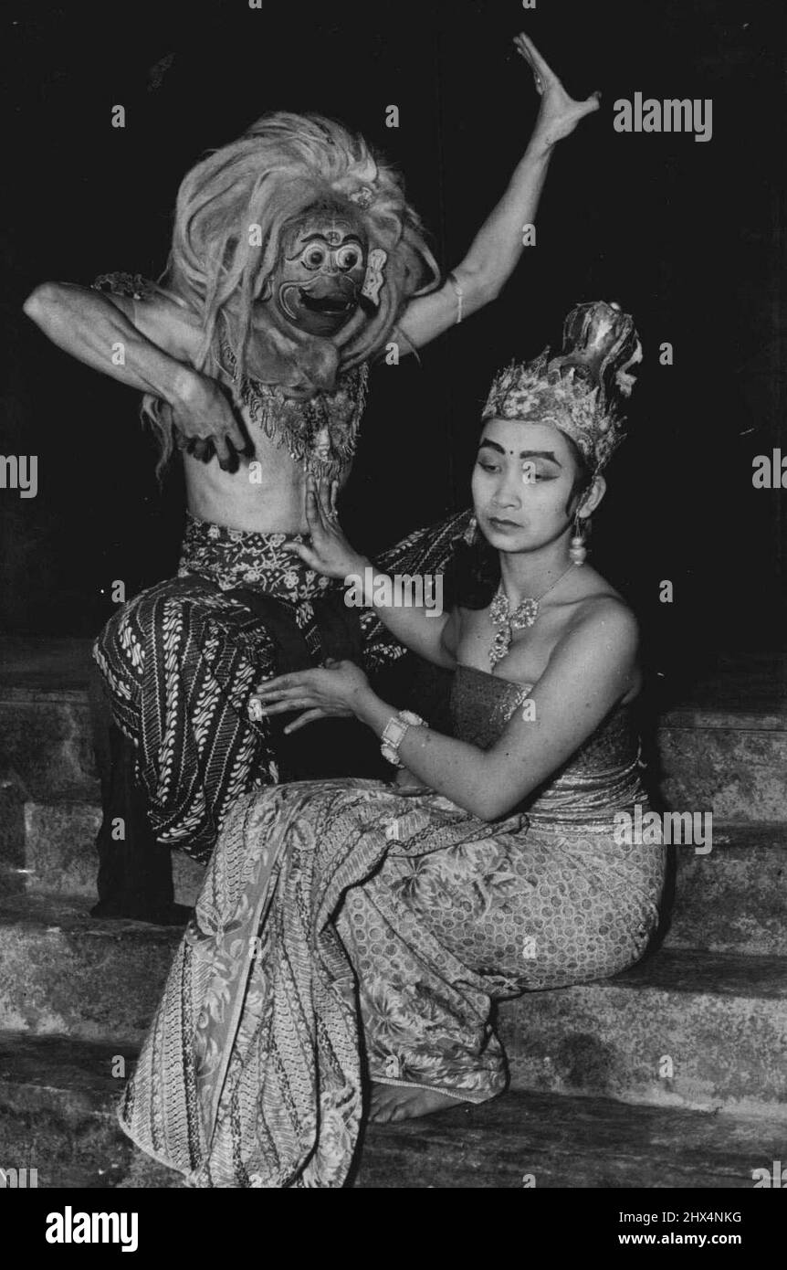 Danseuses indonésiennes à Londres -- Adjeng avec Suyanto comme 'clé' lors d'une répétition de danse au Wyndham's Theatre. Les Londoniens auront pour la première fois l'occasion de voir certaines des danses remarquables de l'Indonésie, lorsque Raden Mas Utomo et son corps de Balet ouvriront au Wyndham's Theatre. Raden Mas Utomo est un petit-fils d'un ancien sultan de Jokjakarta. Adjeng, un étudiant de 23 ans, dirige Ballerina. 27 février 1950. Banque D'Images