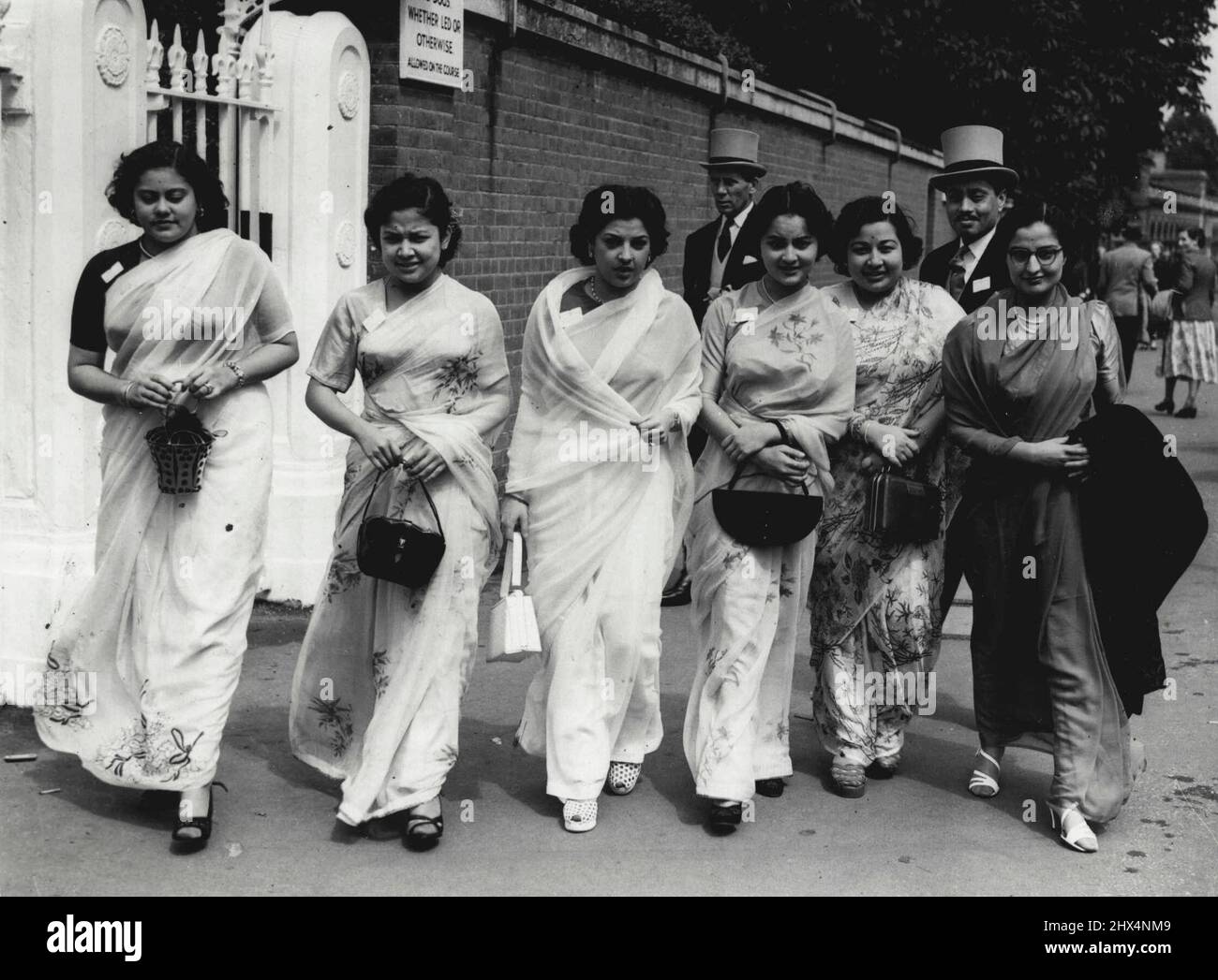 1st jour de Royal Ascot -- certains visiteurs du Népal vu à leur arrivée à Ascot. 26 juin 1953. (Photo par Daily Mail Contract Picture). Banque D'Images